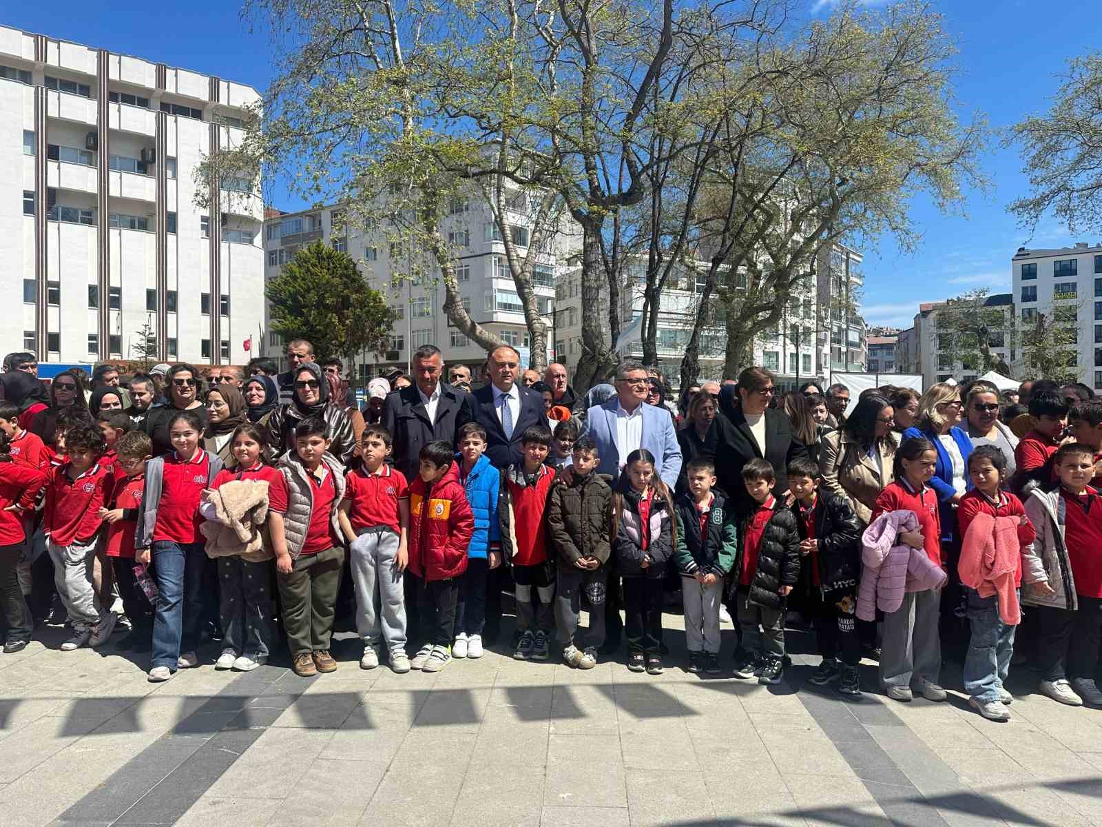 Sinop&rsquo;ta maarifin kalbinde &ccedil;ocuk: 500 &ouml;ğrenciden T&uuml;rk marşları
