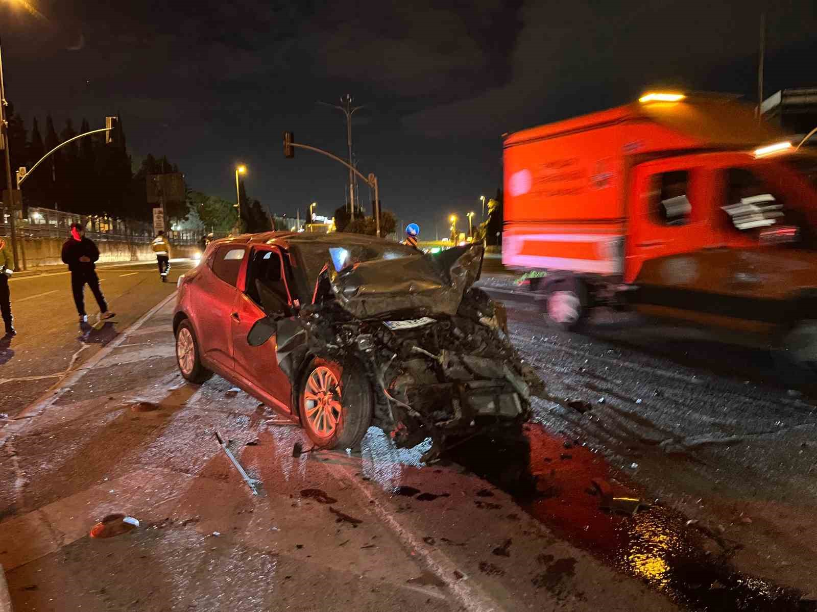 Bakırk&ouml;y&rsquo;de seyir halindeki otomobil, tıra arkadan &ccedil;arptı: 1 yaralı
