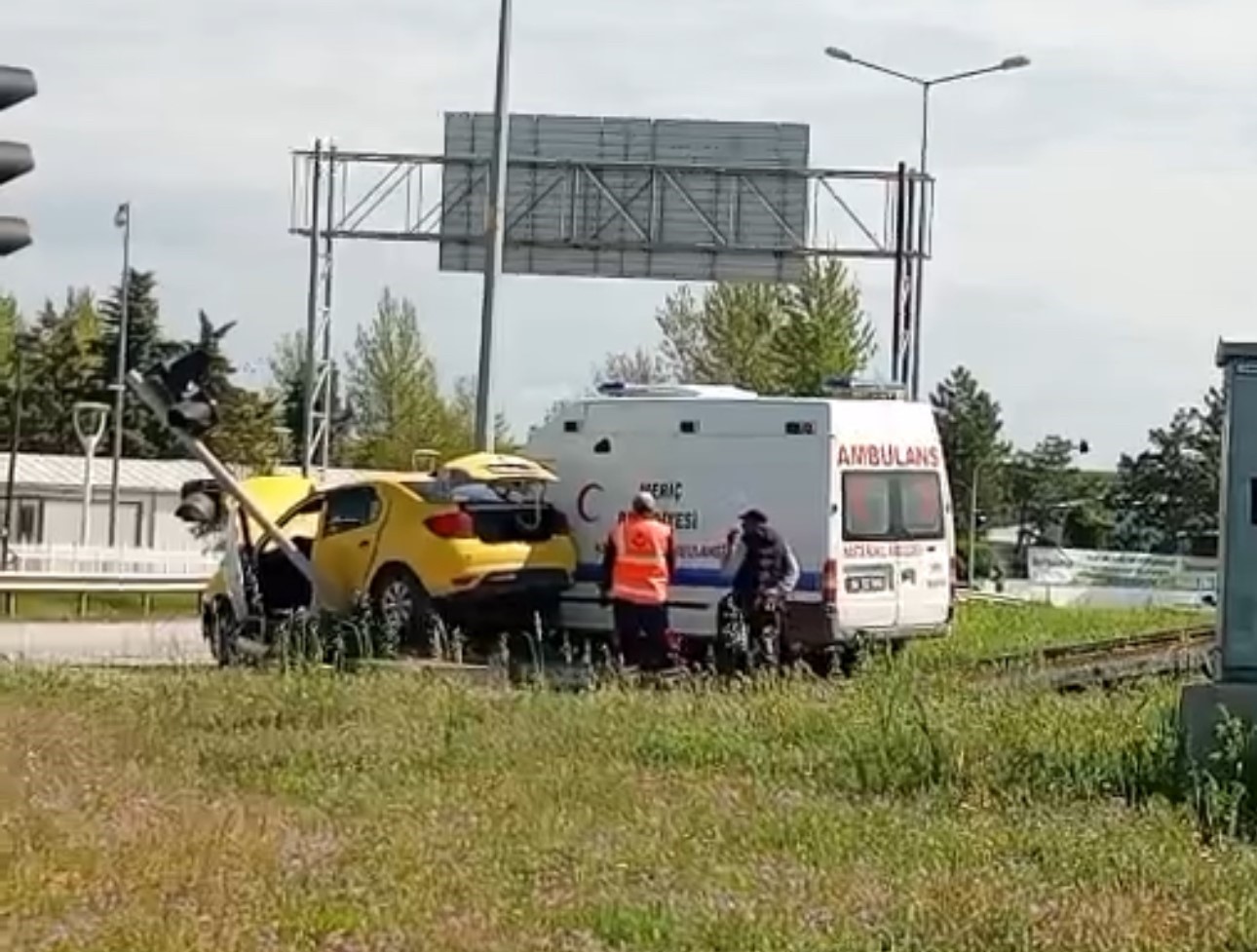 Edirne&rsquo;de ambulans ile taksi &ccedil;arpıştı: 5 yaralı
