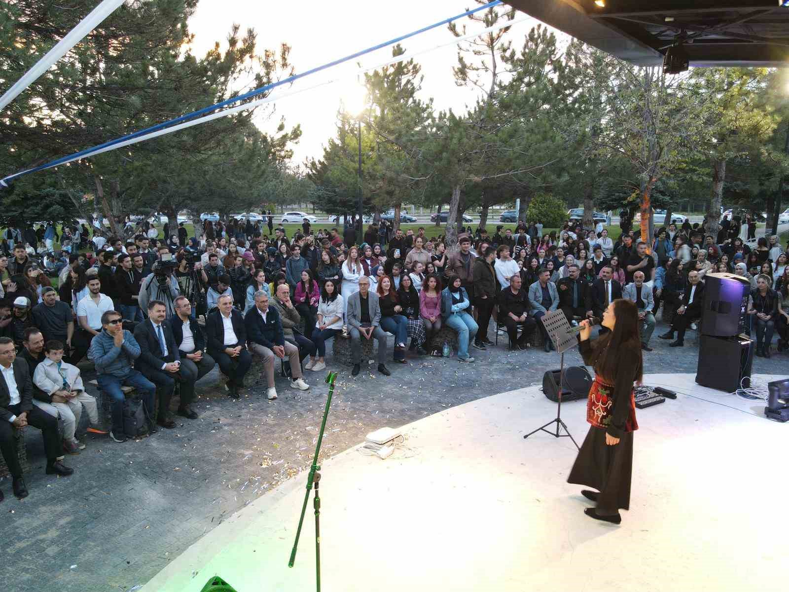 ER&Uuml; sahne muhteşem konserle a&ccedil;ıldı

