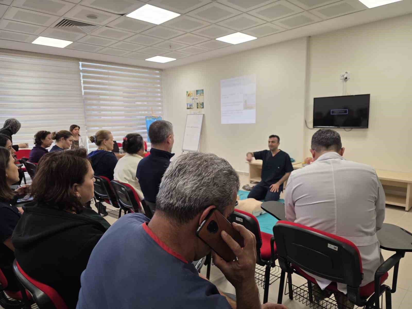 Gazipaşa Devlet hastanesinde personele temel yaşam desteği eğitimi
