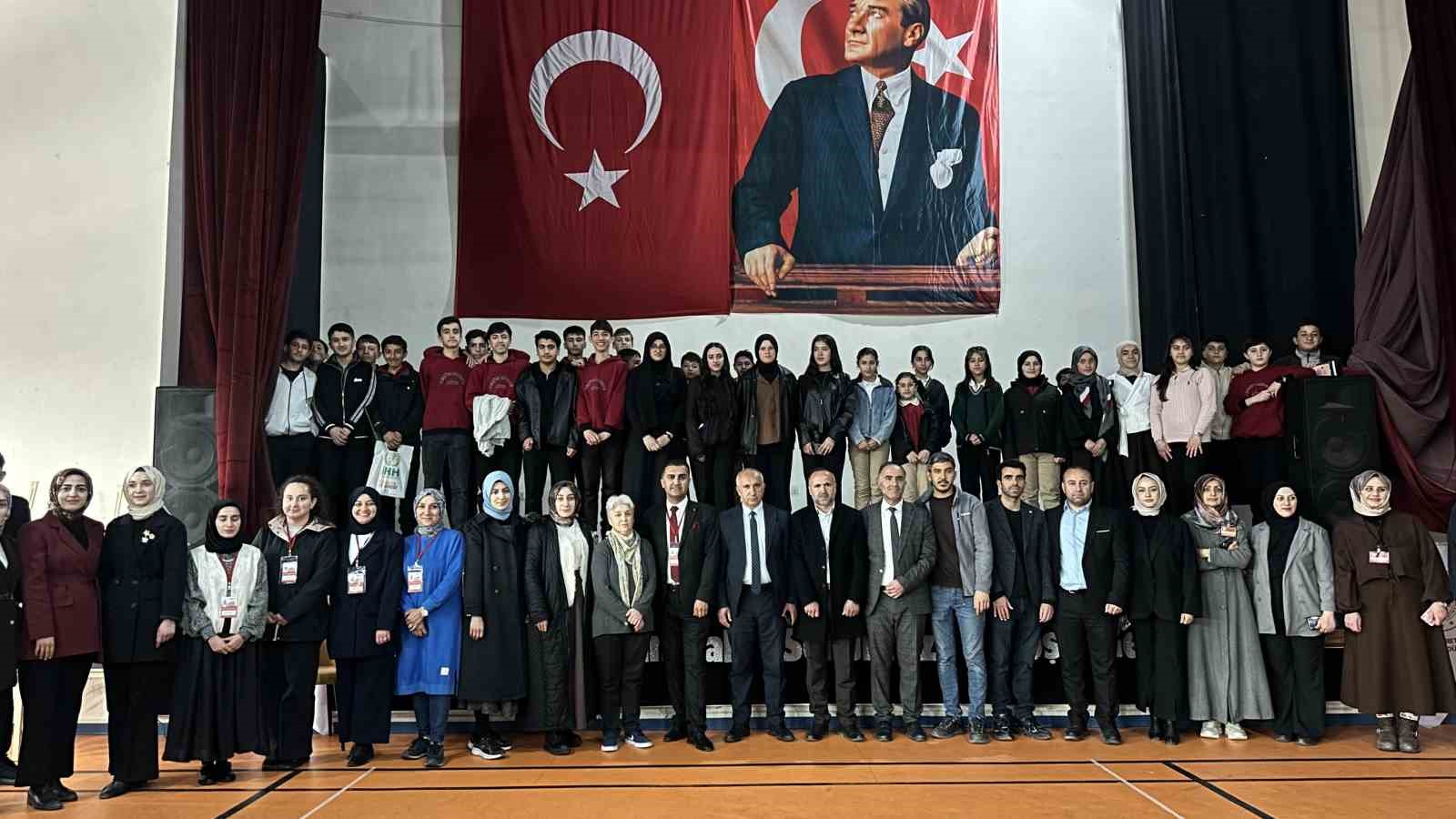 "Vakti Kuşanmak" il sergisi Y&uuml;ksekova&rsquo;da d&uuml;zenlendi
