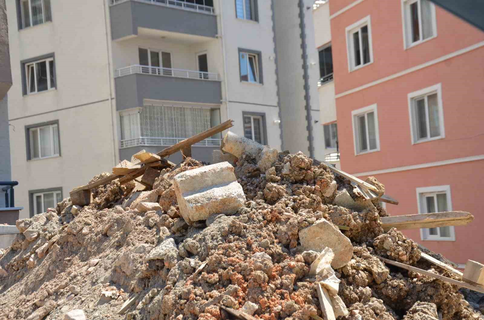 Vatandaşlardan yol kenarına d&ouml;k&uuml;len hafriyatlara tepki
