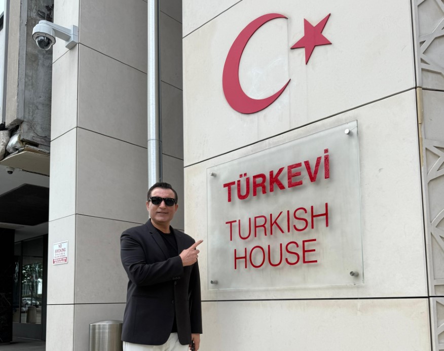 Rafet El Roman'dan New York'ta Milli Takım i&ccedil;in yeni marş m&uuml;jdesi