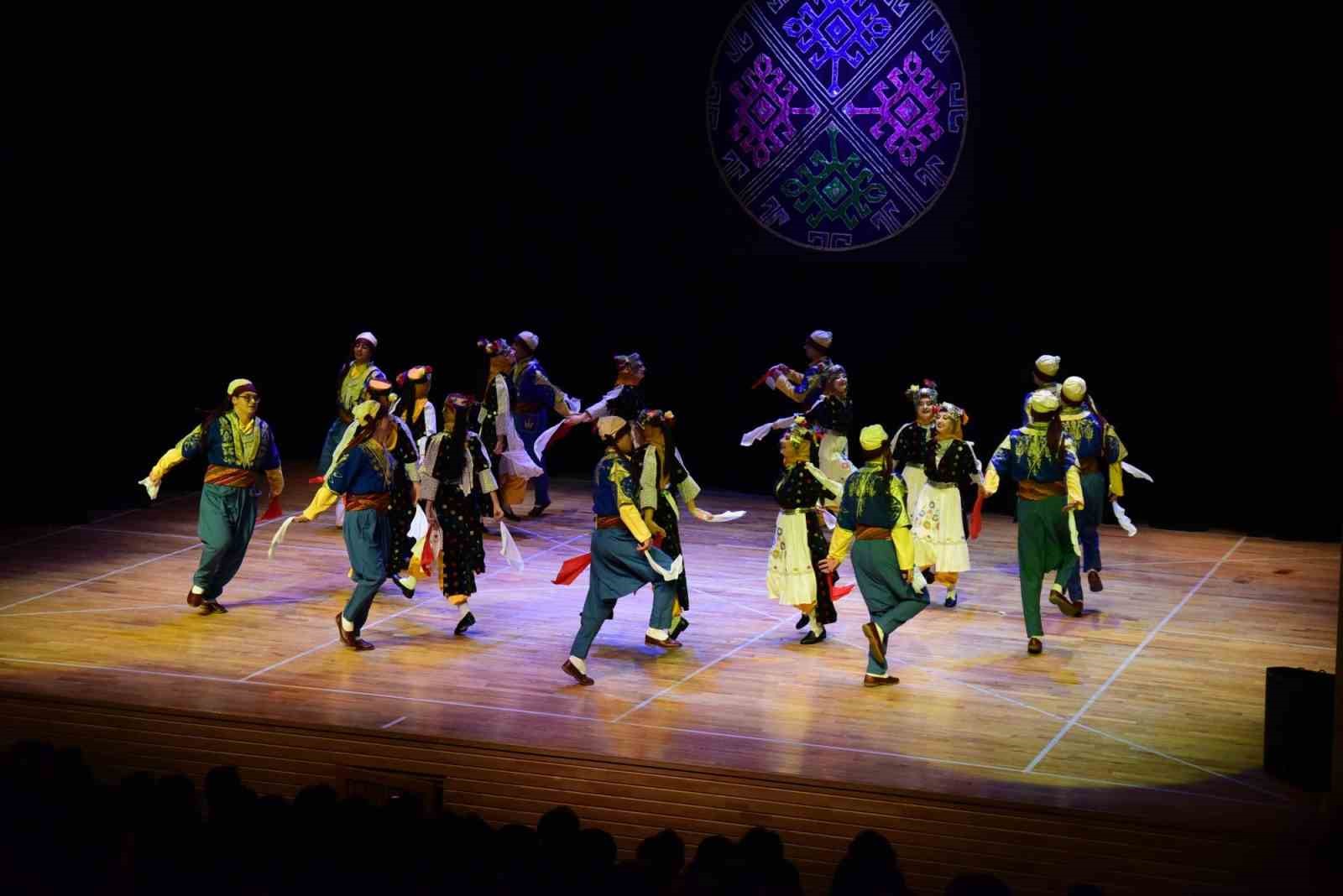 Halk Dansları Topluluğu sahnede folklor ş&ouml;leni sundu
