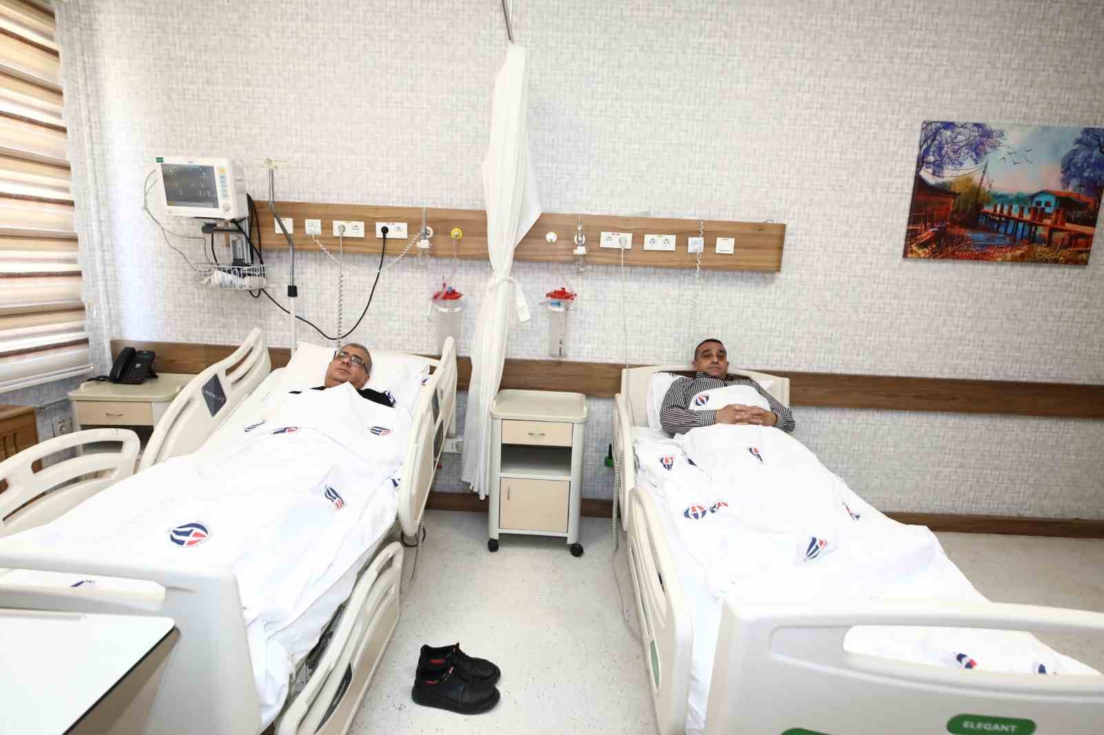 Hasta, doktoruna b&ouml;breğini verdi
