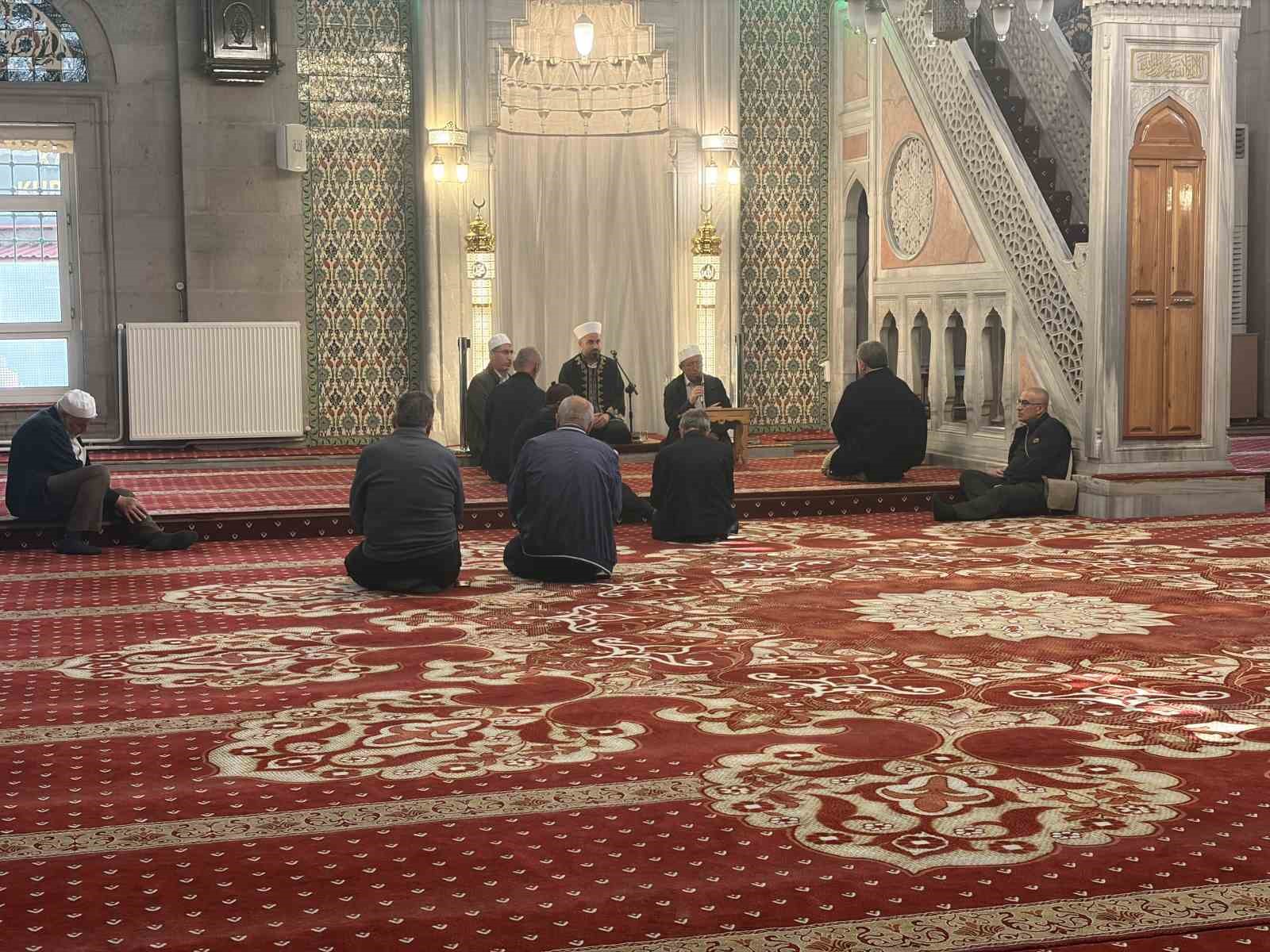 Şarkışlalılar Derneği, okul saldırısında hayatını kaybedenler i&ccedil;in mevlit okuttu
