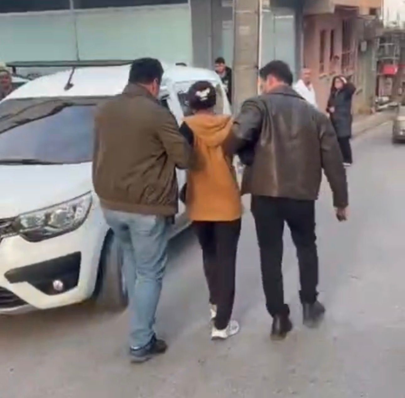 Bursa&rsquo;da pes dedirten hırsızlık girişimi: "Ara&ccedil; benim" diyerek ara&ccedil;tan inmedi
