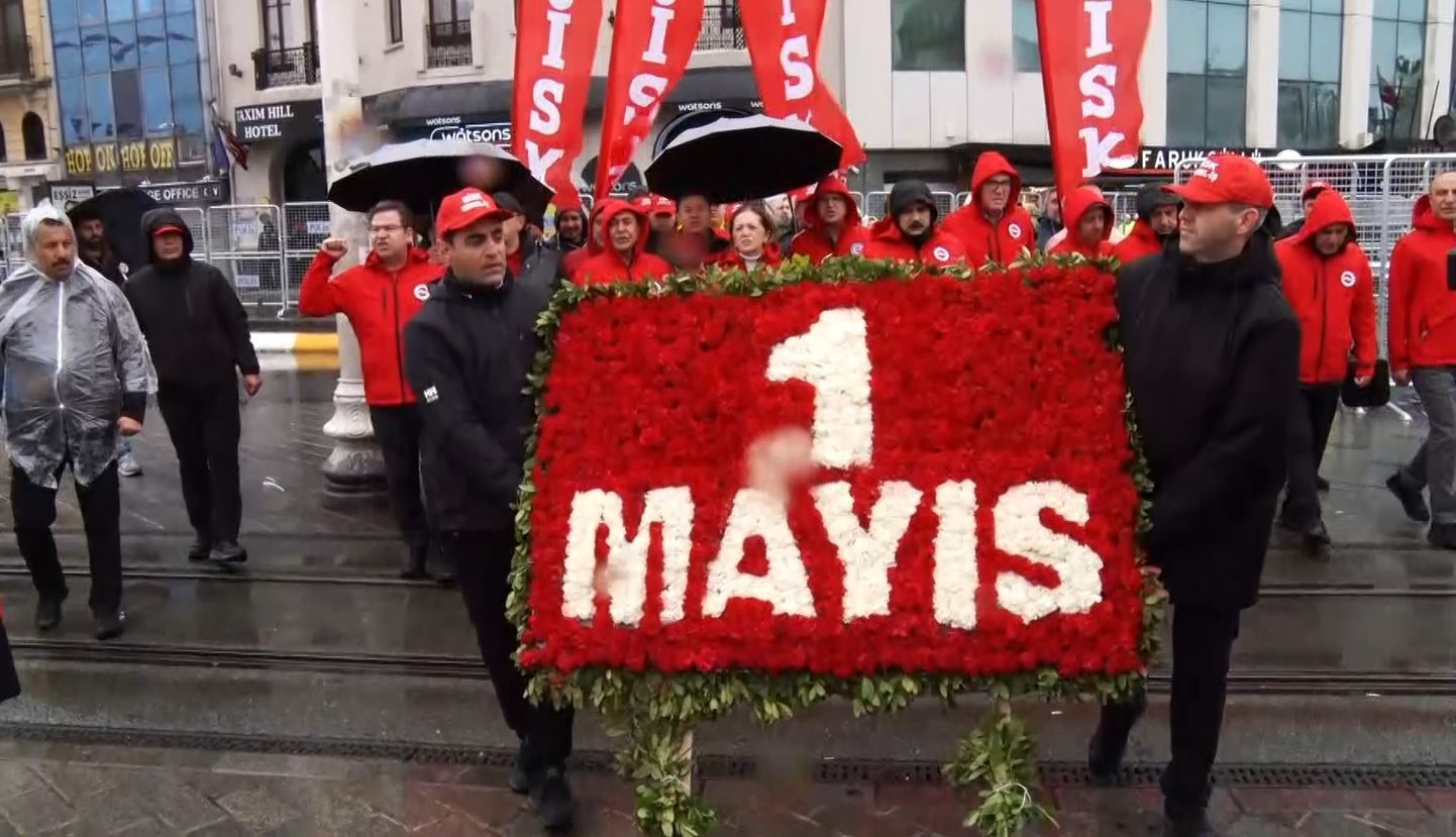 DİSK Taksim Anıtı&rsquo;na &ccedil;elenk bıraktı
