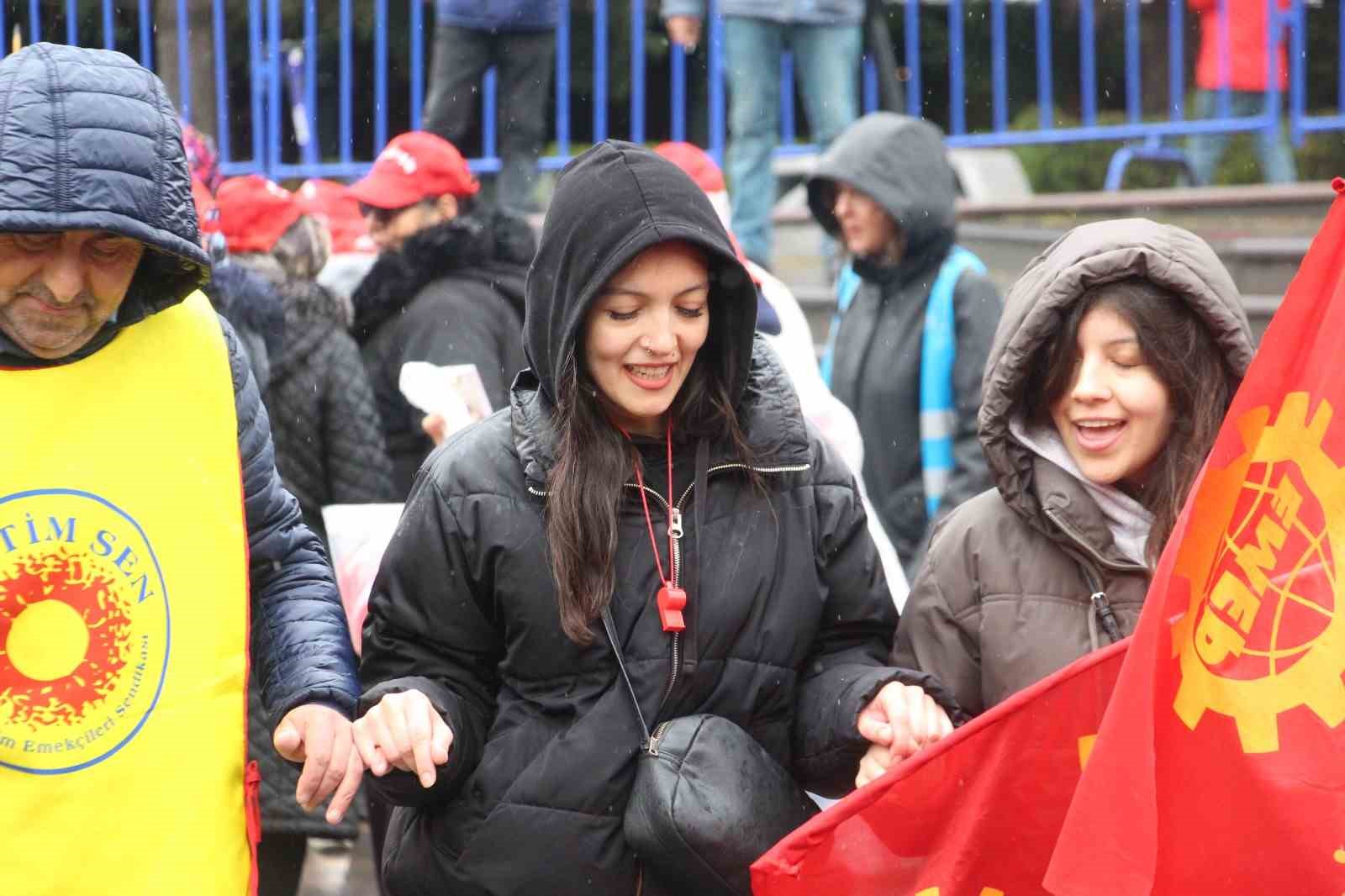 Bolu&rsquo;da 1 Mayıs yağmur altında halaylarla kutlandı
