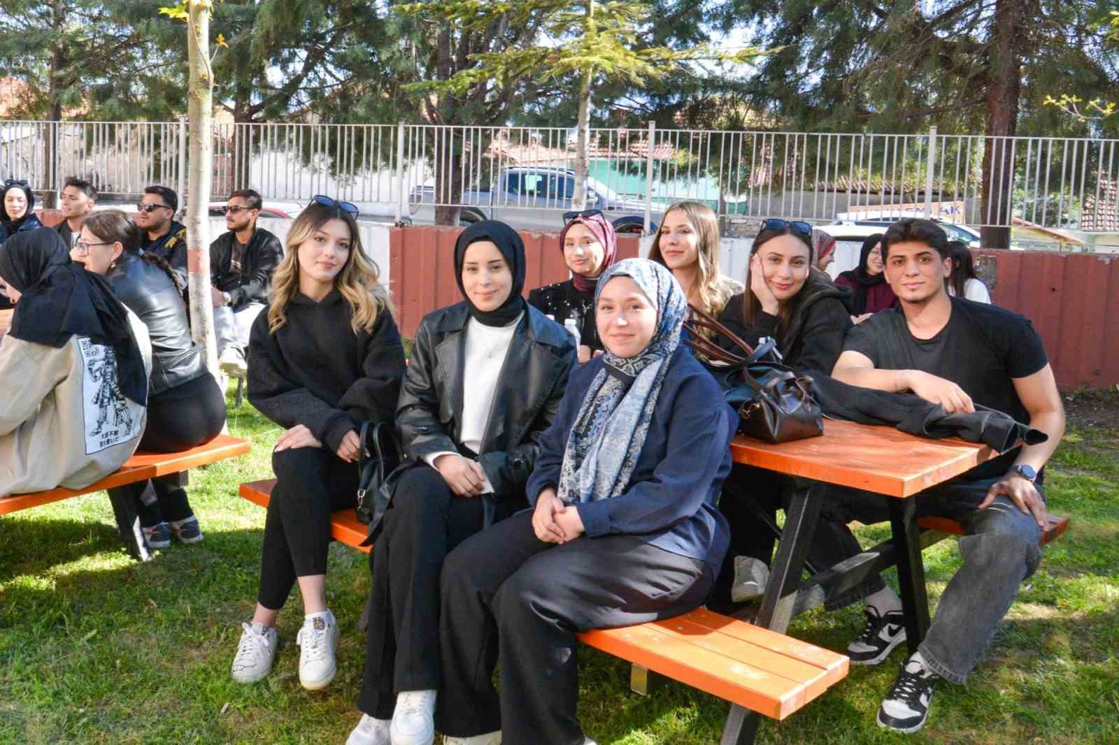 G&ouml;lpazarı&rsquo;nda muhteşem kamp&uuml;s konseri

