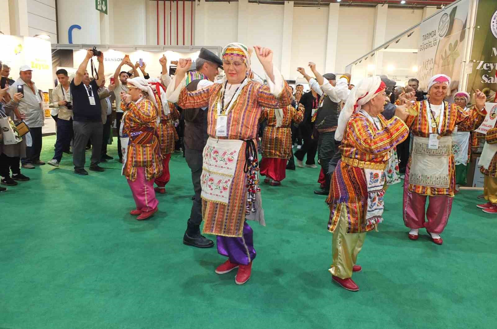 Burhaniyeli zeytinciler İzmir&rsquo;de Olivtech fuarı a&ccedil;ılışına katıldı
