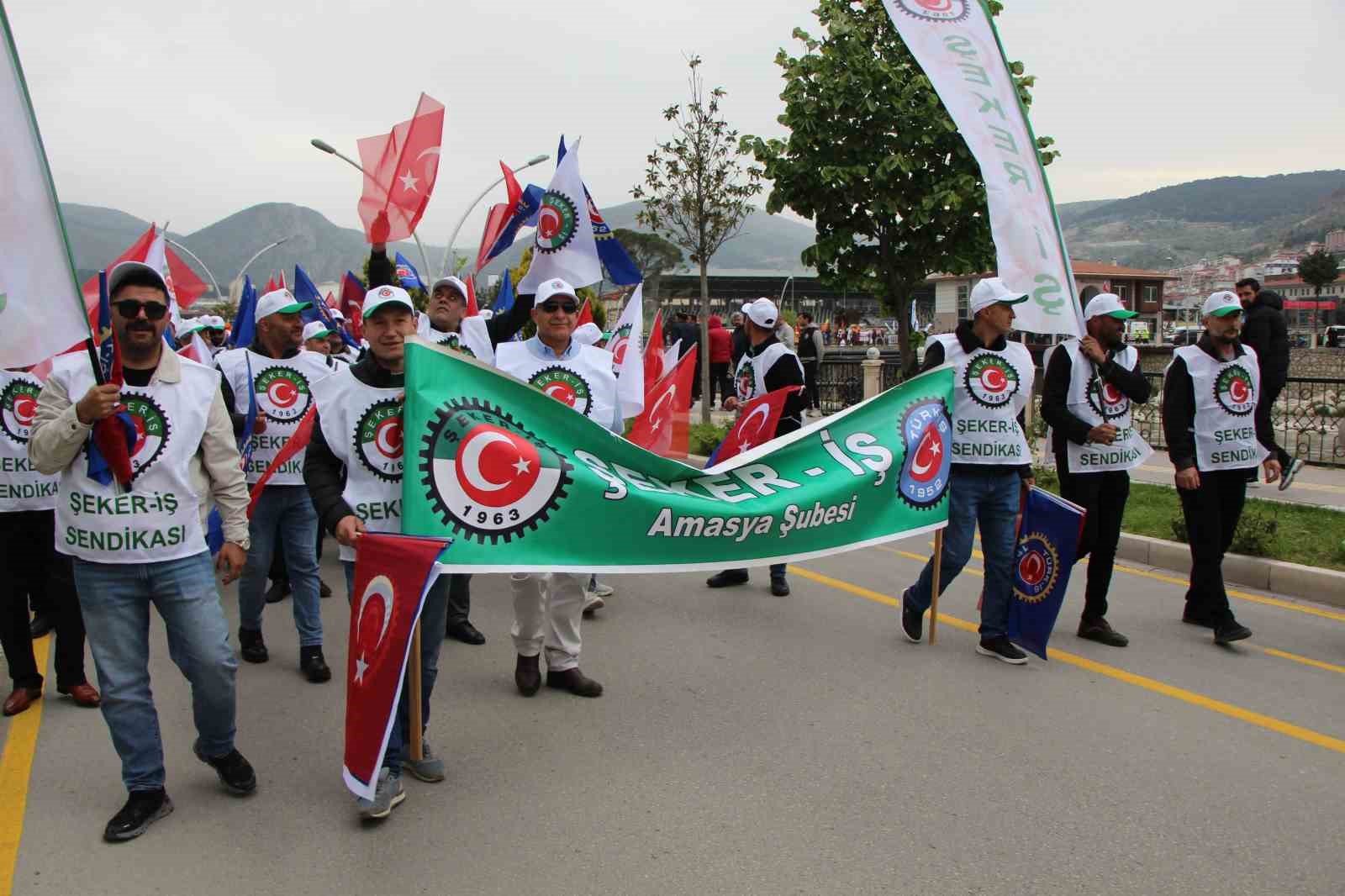 Amasya&rsquo;da yağmur altında 1 Mayıs y&uuml;r&uuml;y&uuml;ş&uuml;

