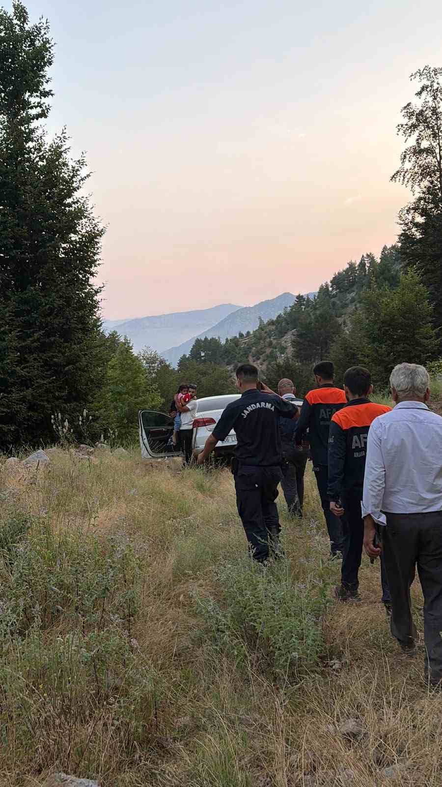 Kahramanmaraş’ta araçta mahsur kalan baba ve kızı kurtarıldı
