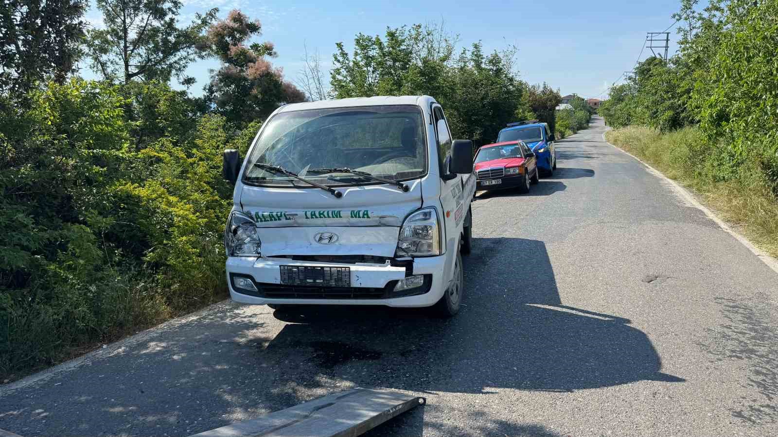 Freni boşalan kamyonet tarım aracına çarptı: 1 yaralı