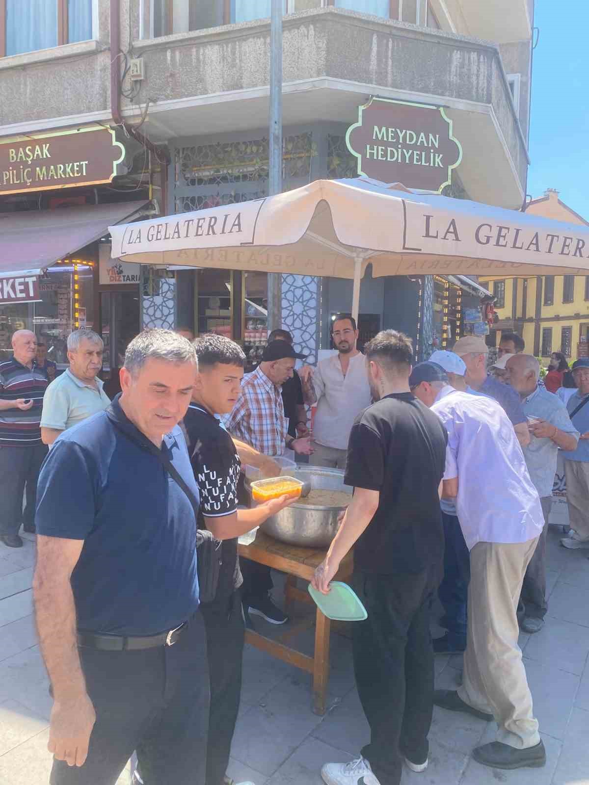Odunpazarı esnafı vatandaşlara aşure ikram etti
