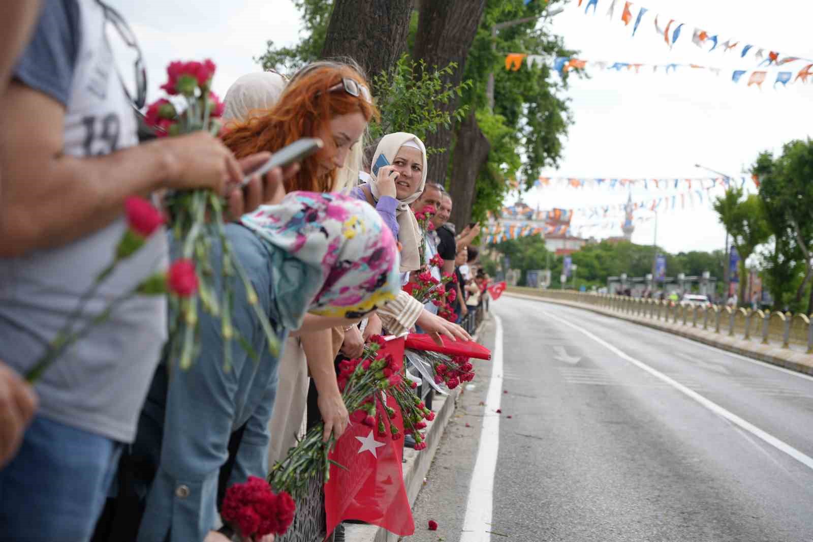 Cumhurbaşkanı Erdoğan Edirne’de karanfillerle karşılandı
