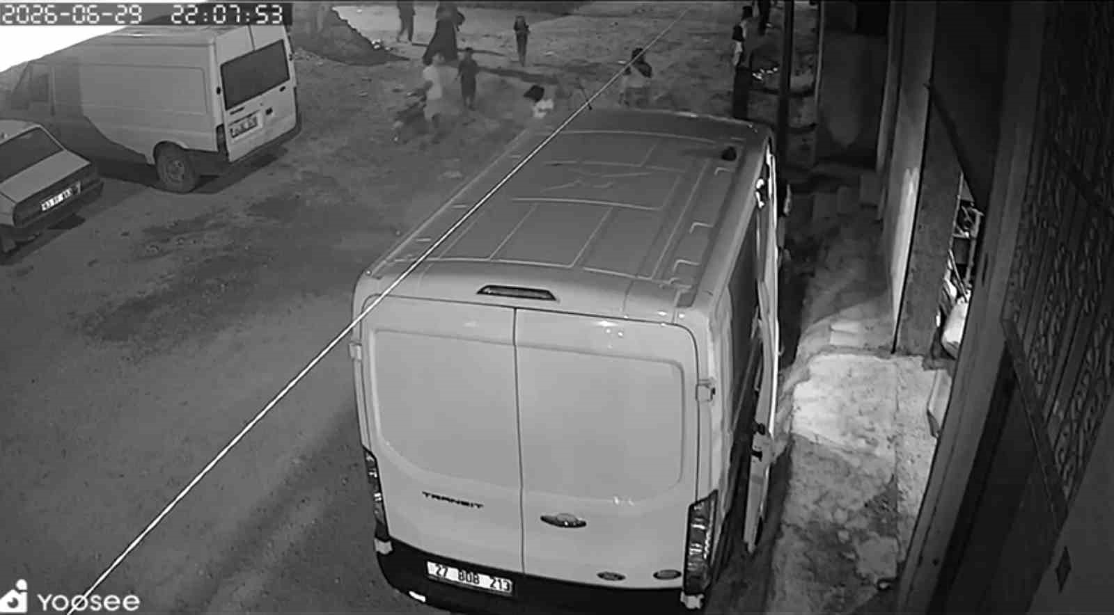 Suru&ccedil;&rsquo;ta 2 &ccedil;ocuğun yaralandığı patlama anı kamerada
