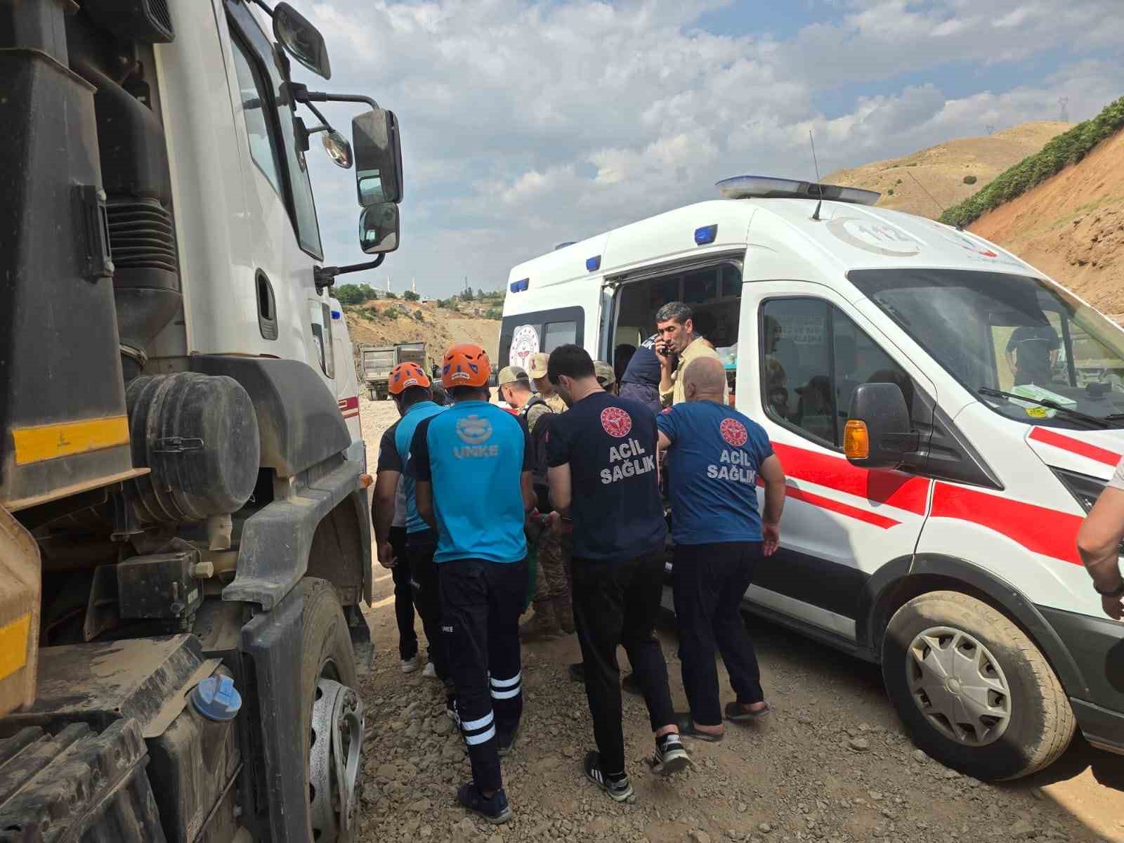 Bingöl’de otomobil yoldan çıktı: 3 yaralı