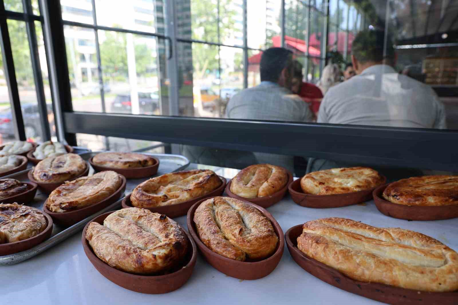 Diyarbakır&rsquo;da tandırda &ccedil;&ouml;mleklerde pişirilen yeni lezzet b&ouml;rek talep g&ouml;r&uuml;yor