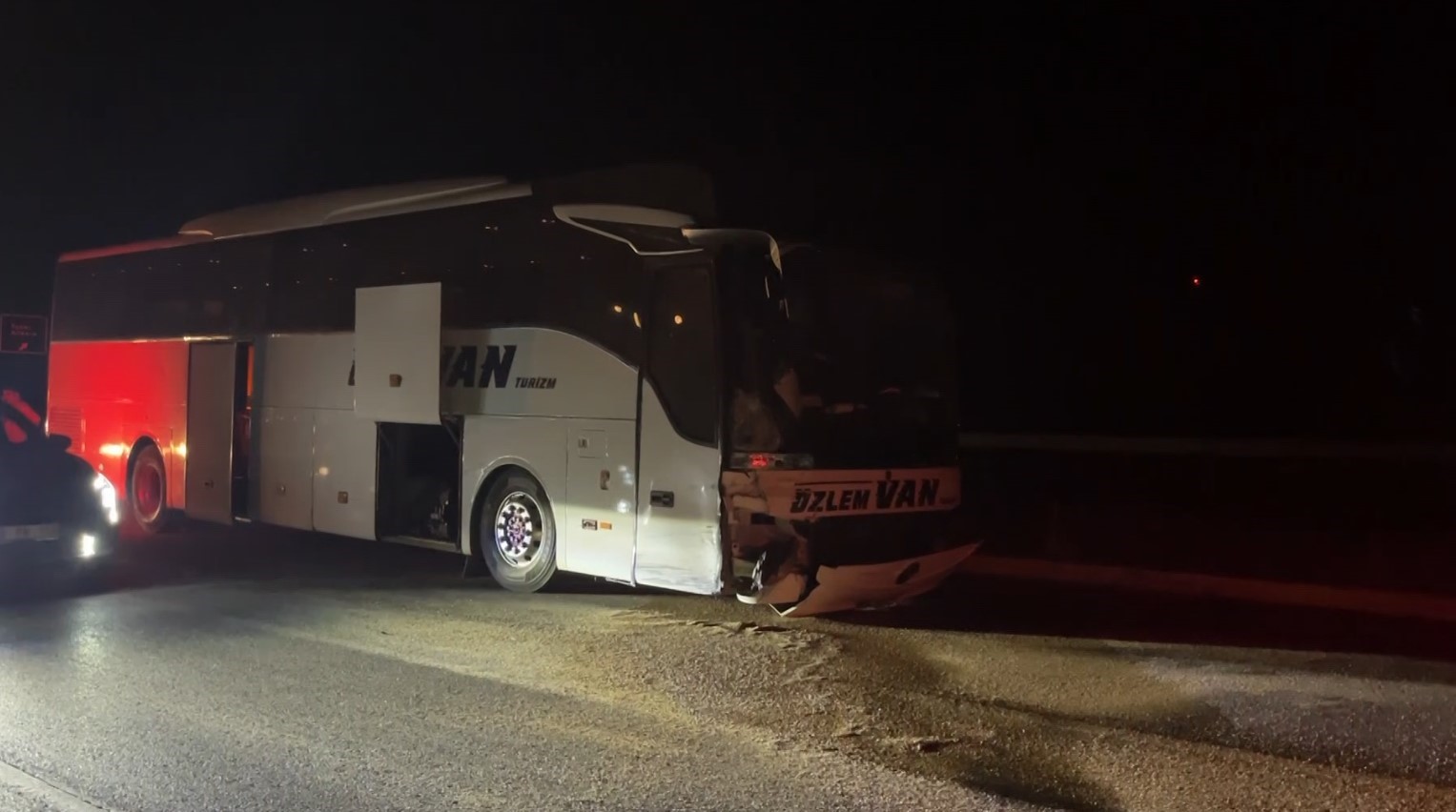 Sivas&rsquo;ta yolcu otob&uuml;s&uuml; otomobil ile &ccedil;arpıştı: 2 yaralı