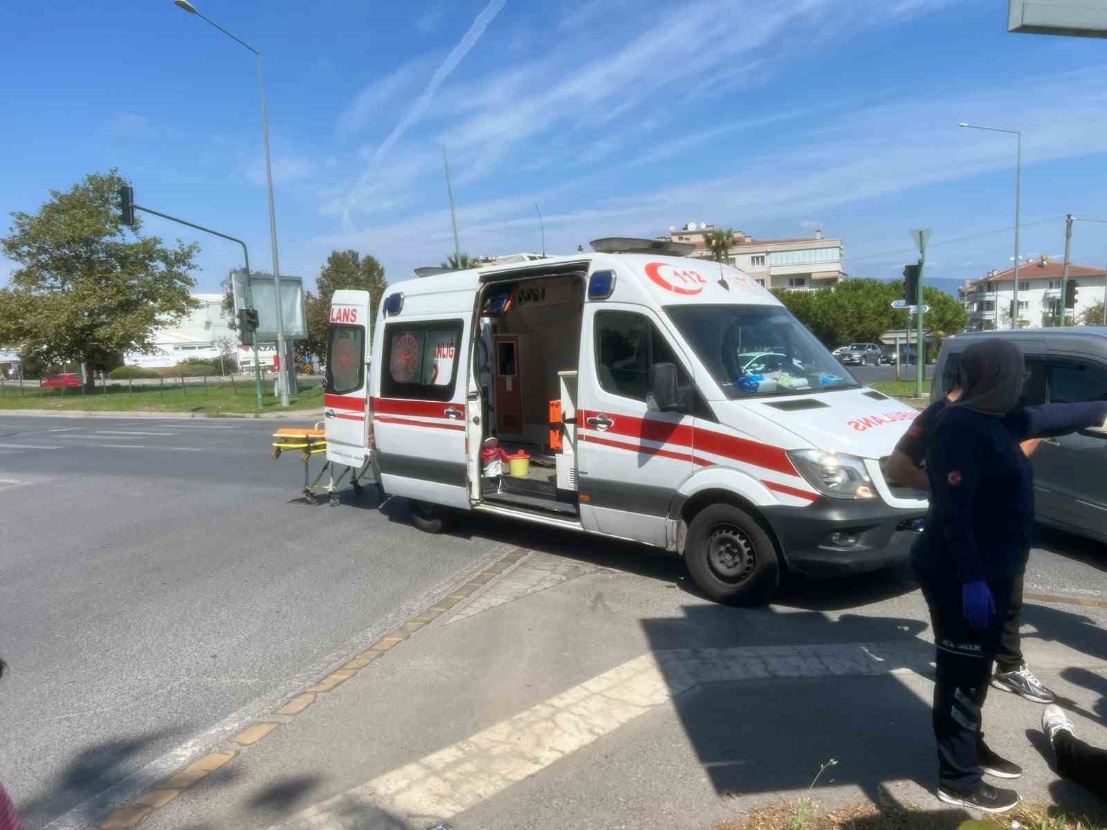 Bursa’da kavşakta iki otomobil çarpıştı: 1 yaralı