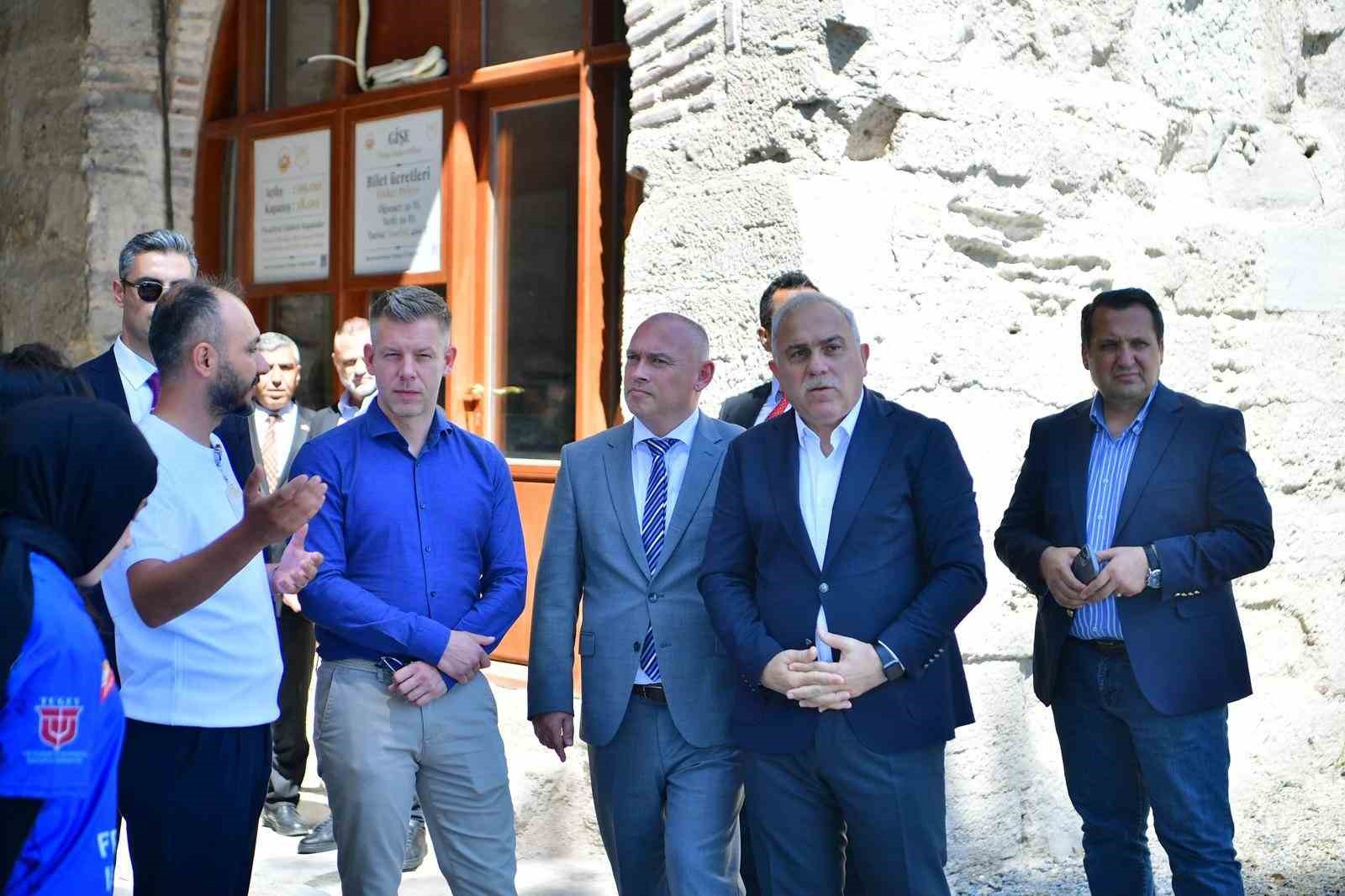 Macaristan Başbakanı Peter Magyar, Yedikule Hisarı&rsquo;nı ziyaret etti