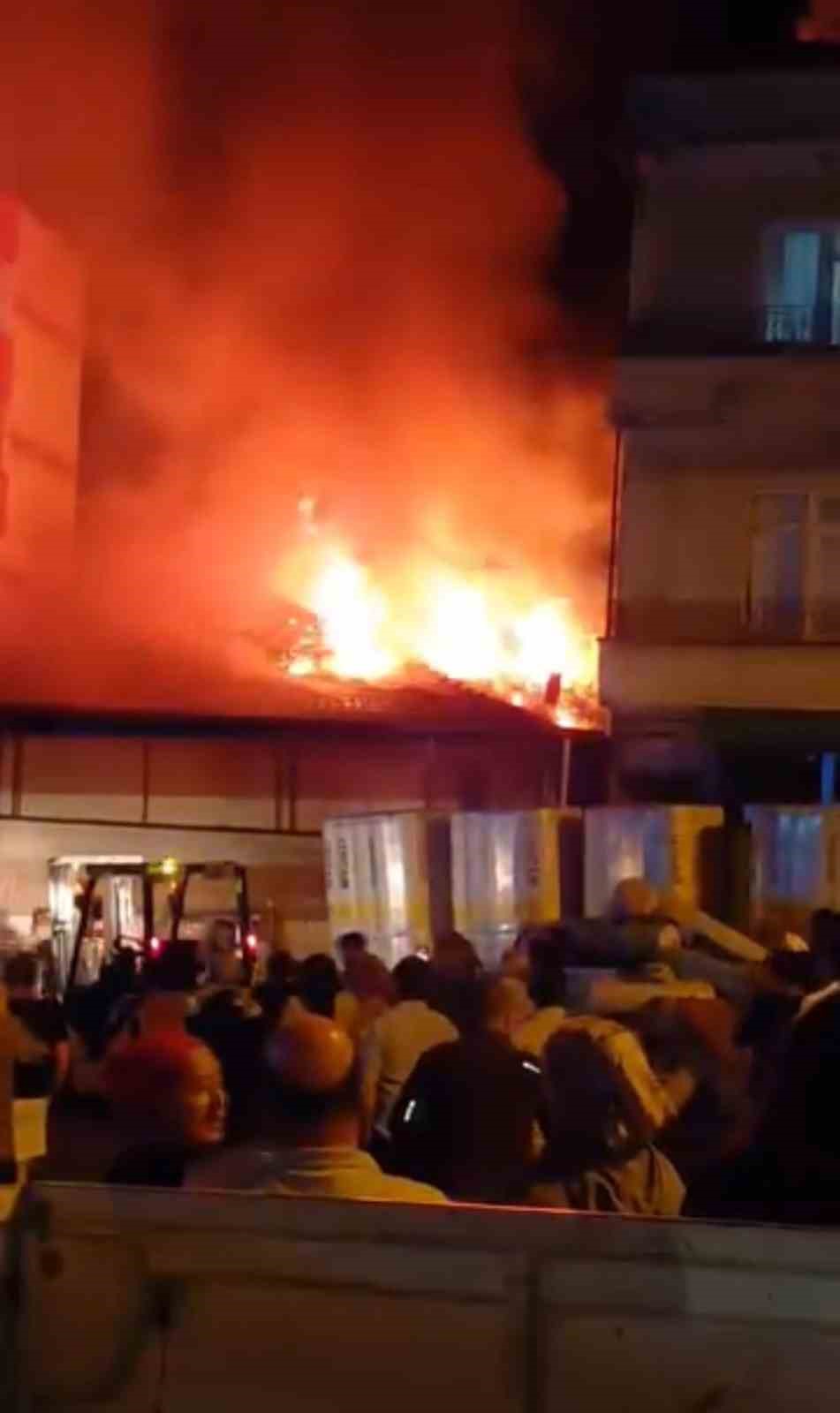 Boya deposu alevlere teslim oldu