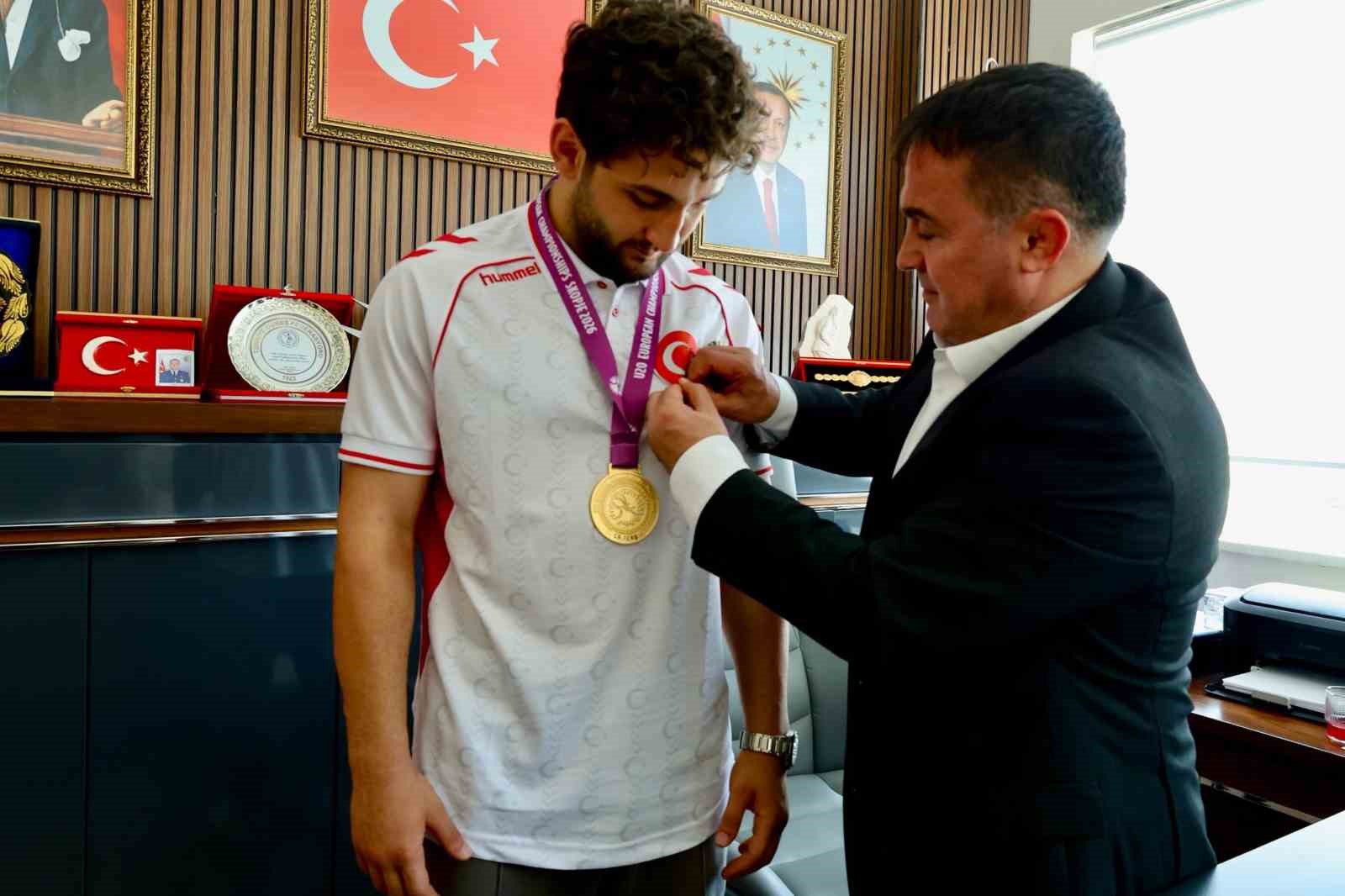Avrupa Şampiyonu Bilecikli güreşçiye coşkulu karşılama