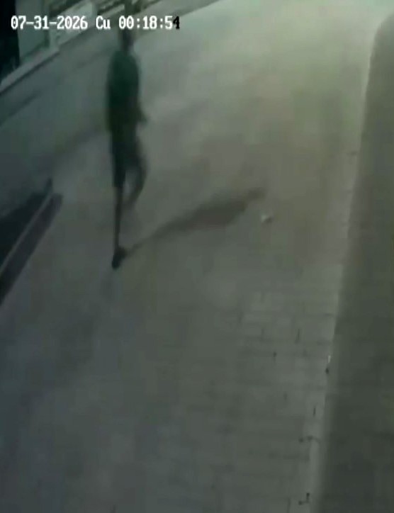 Araması olan şahsın, gözaltına alınacağı sırada kaçışı kamerada
