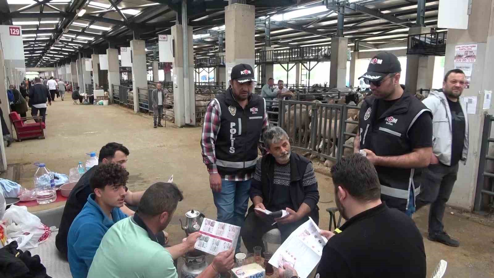 Kurban pazarında g&uuml;ld&uuml;ren anlar :Mali Polis &ccedil;etin pazarlığa dahil oldu