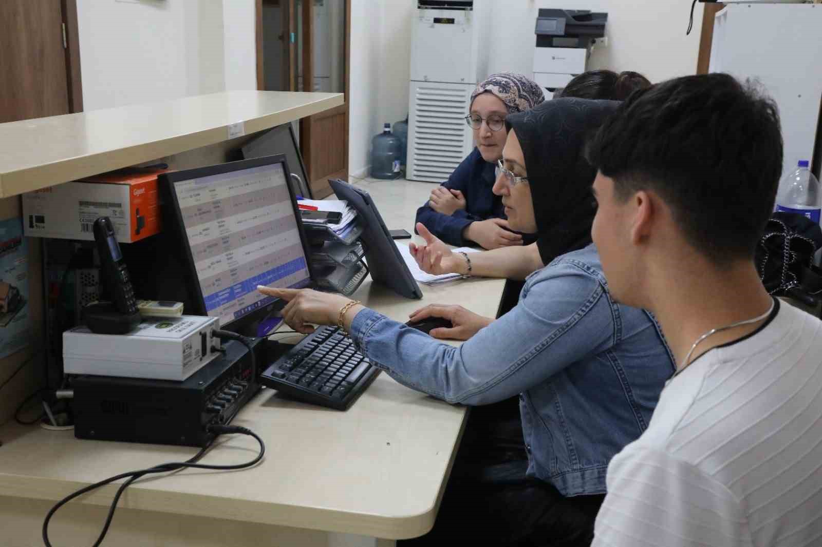 HBB, YKS tercih s&uuml;recinde adaylara &uuml;cretsiz danışmanlık hizmeti verdi