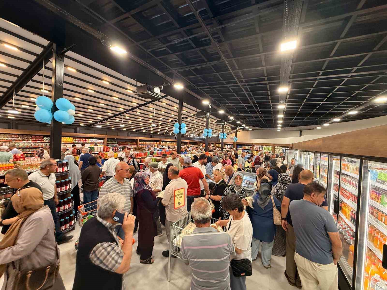 Hanımeli Yöresel Market’in bininci müşterisine sürpriz hediye
