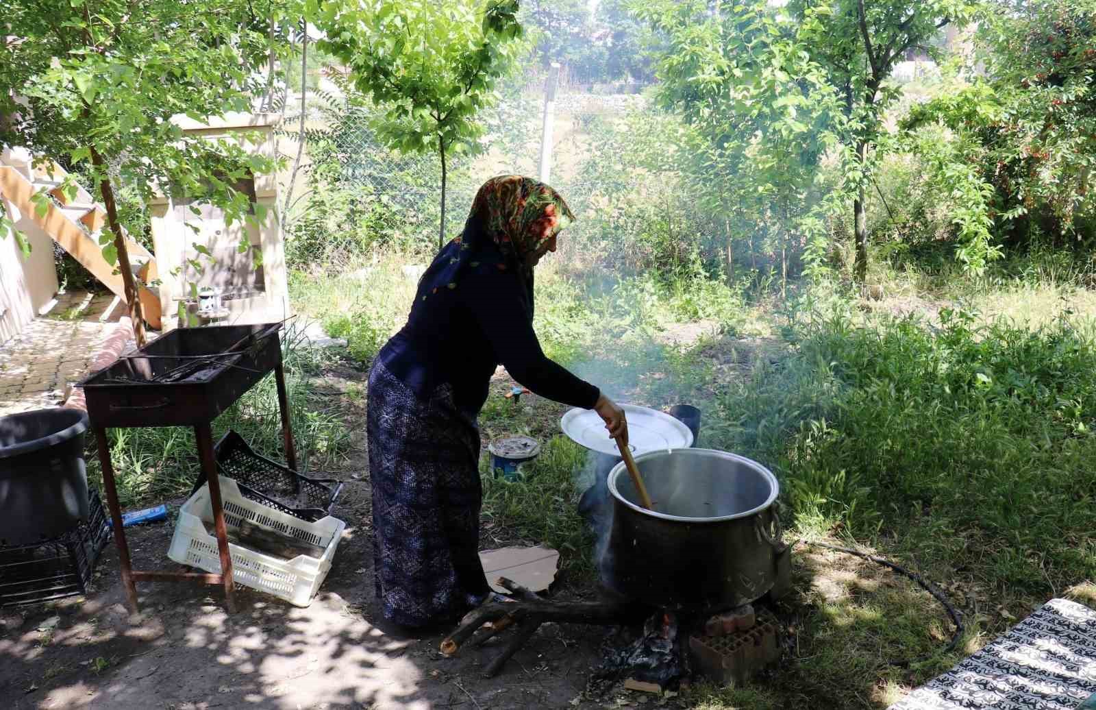 Doğal y&ouml;ntemlerle hazırlanan dut pekmezi kışa hazırlanıyor