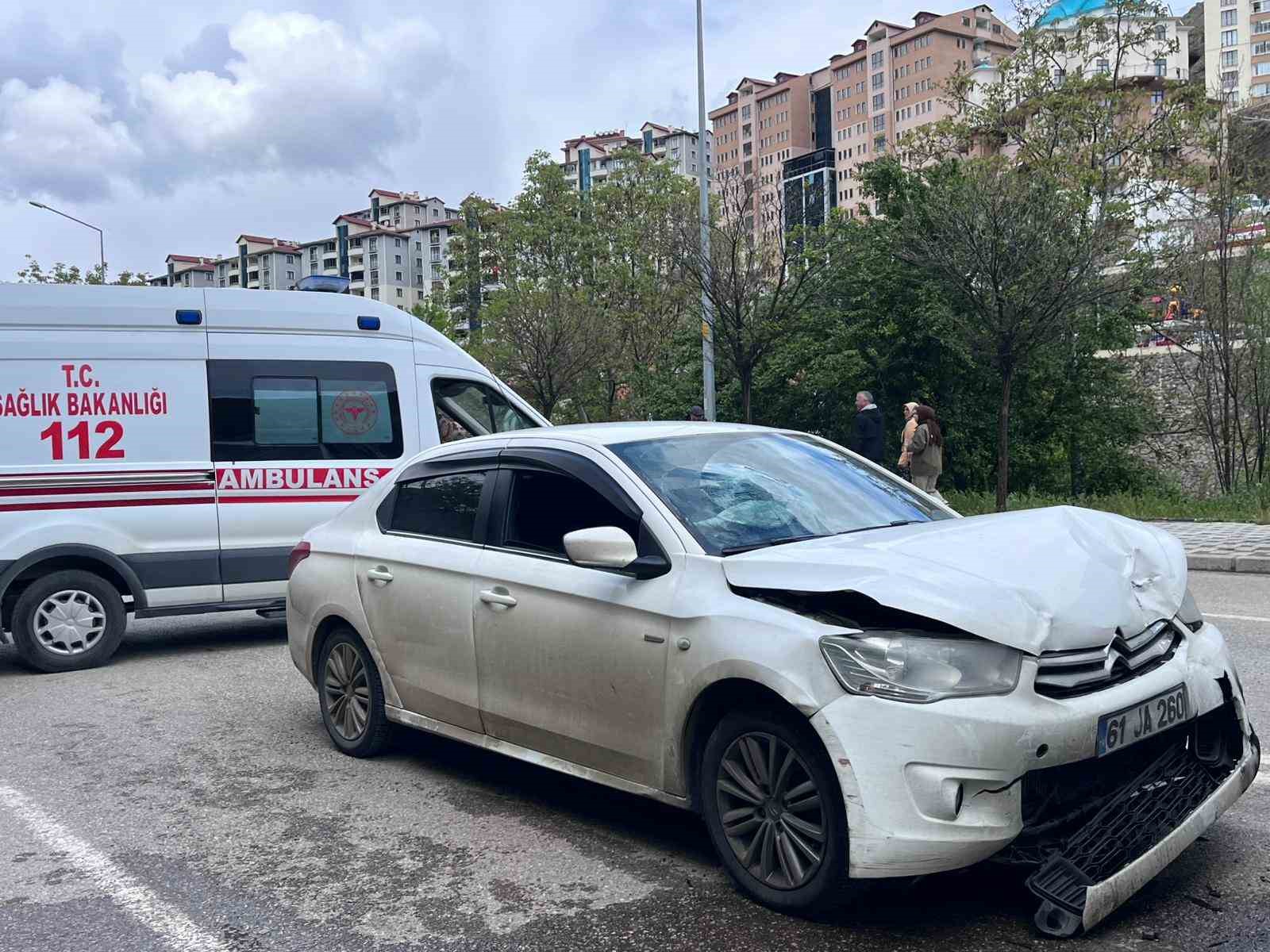 G&uuml;m&uuml;şhane&rsquo;de zincirleme kaza: 4 yaralı