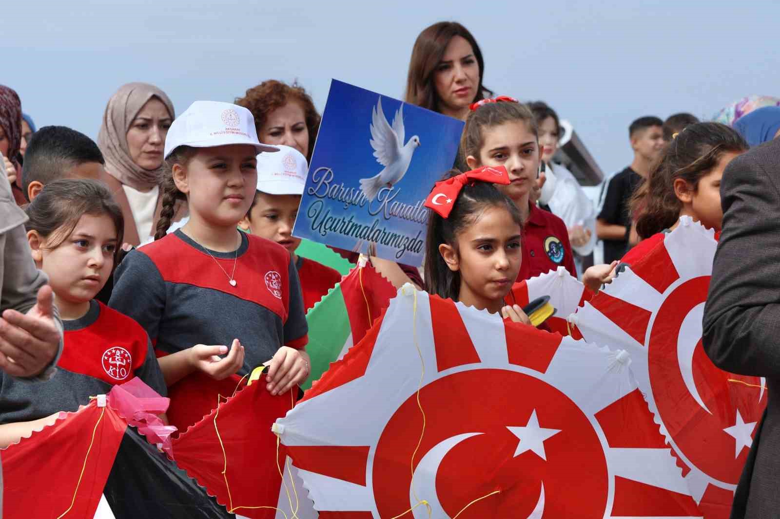 Yüzlerce uçurtma Filistinli çocuklar için uçuruldu
