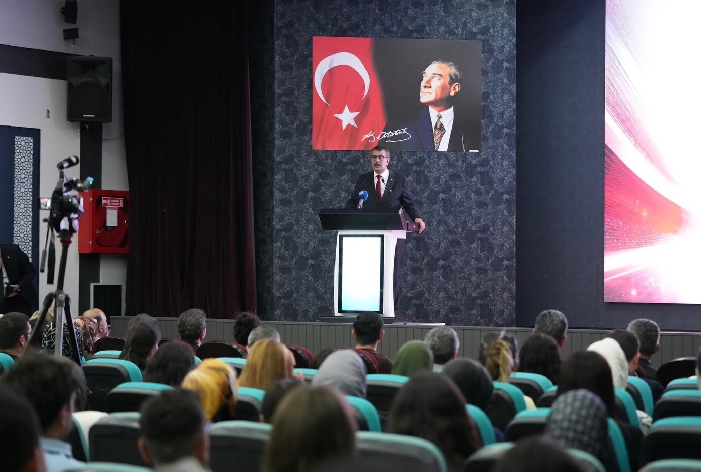 Bakan Tekin: "Hayatın çok hızlı değiştiği bir dönemi yaşıyoruz"