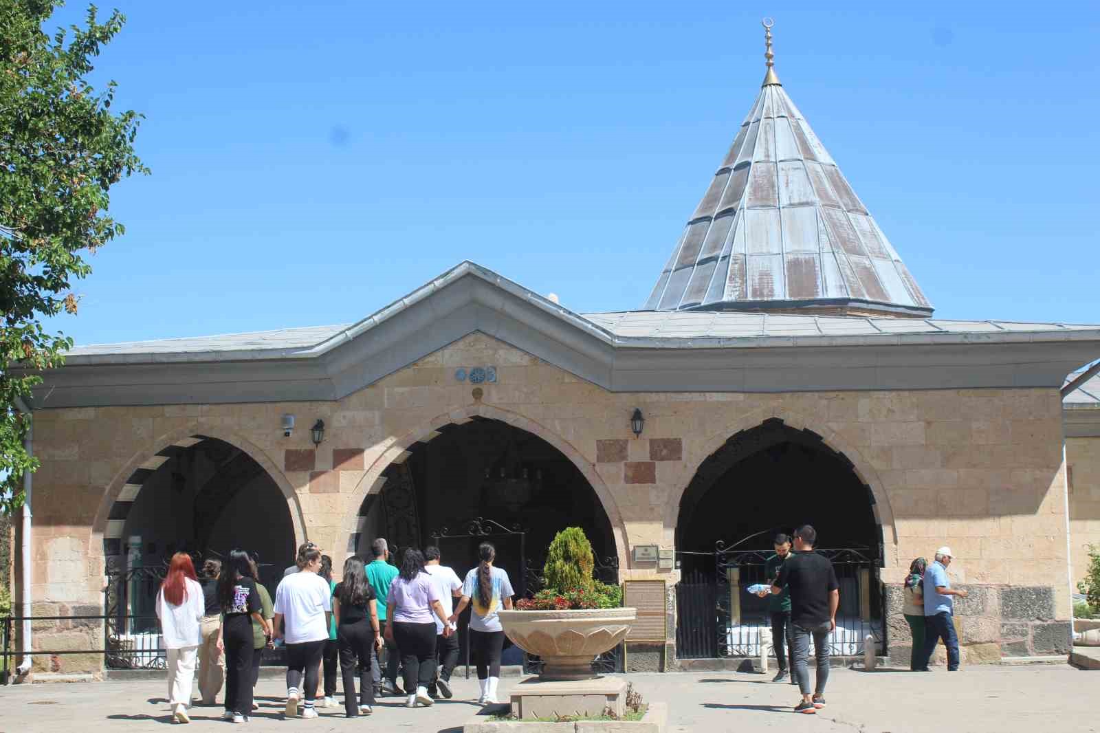 Hacı Bektaş Veli Türbesi’ne ziyaretçi akını