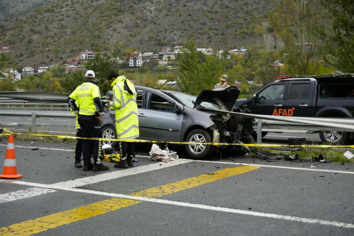 Gümüşhane’de otomobil bariyerlere saplandı: 1 ölü, 1’i ağır 4 yaralı