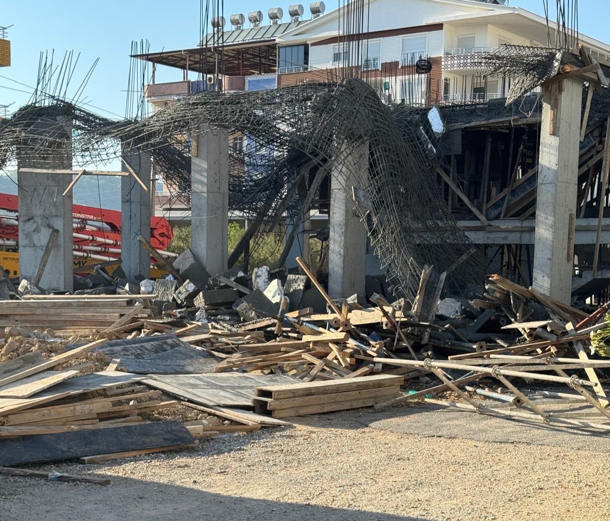 Mersin’de inşaatta beton dökümü sırasında çökme meydana geldi