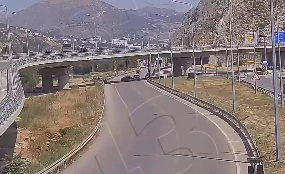 Kavşağı kaçırdı kazaya yol açtı: 4 kişinin yaralandığı feci kaza kamerada