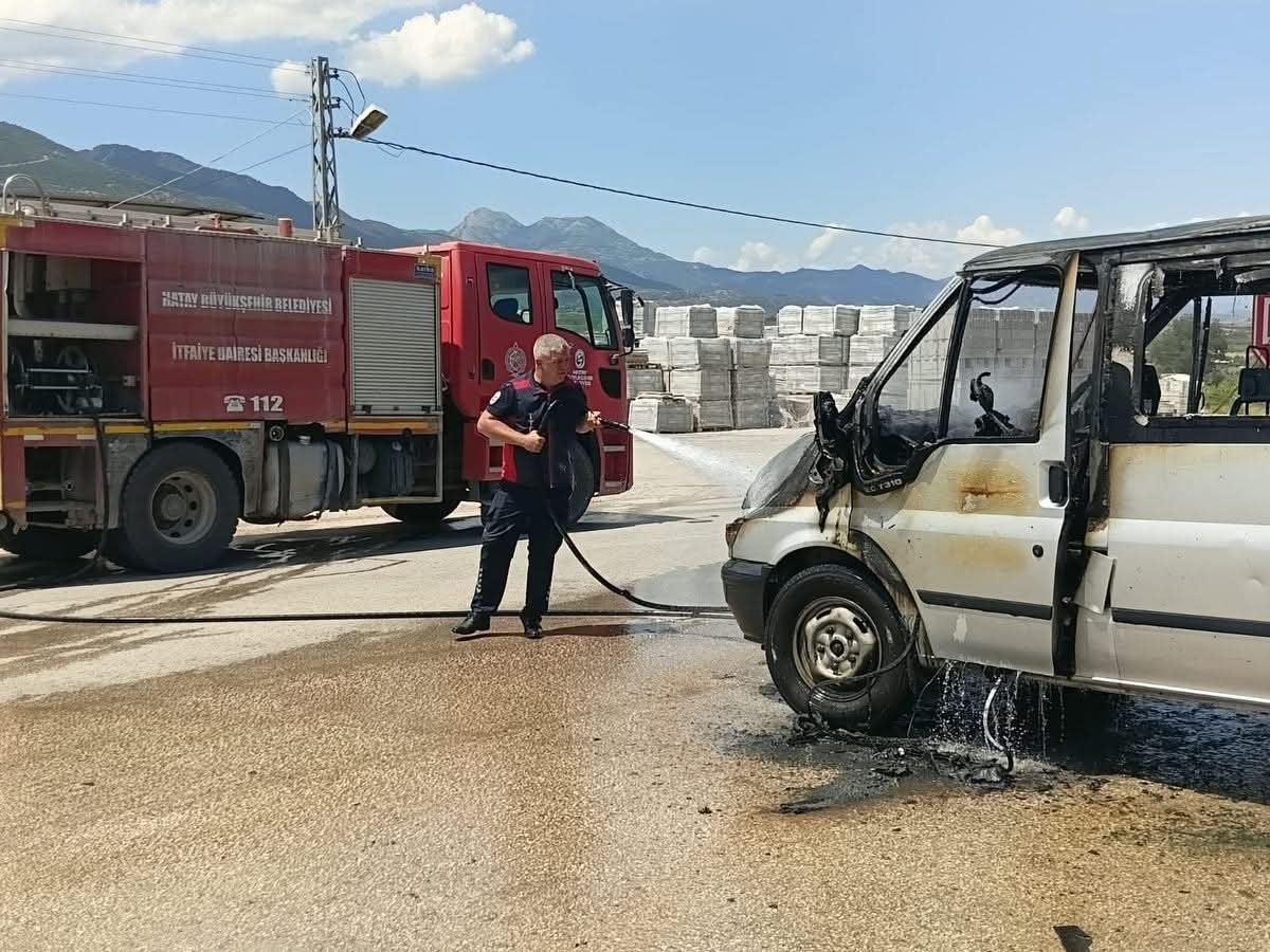 Hassa’da yanan minibüs kullanılmaz hale geldi