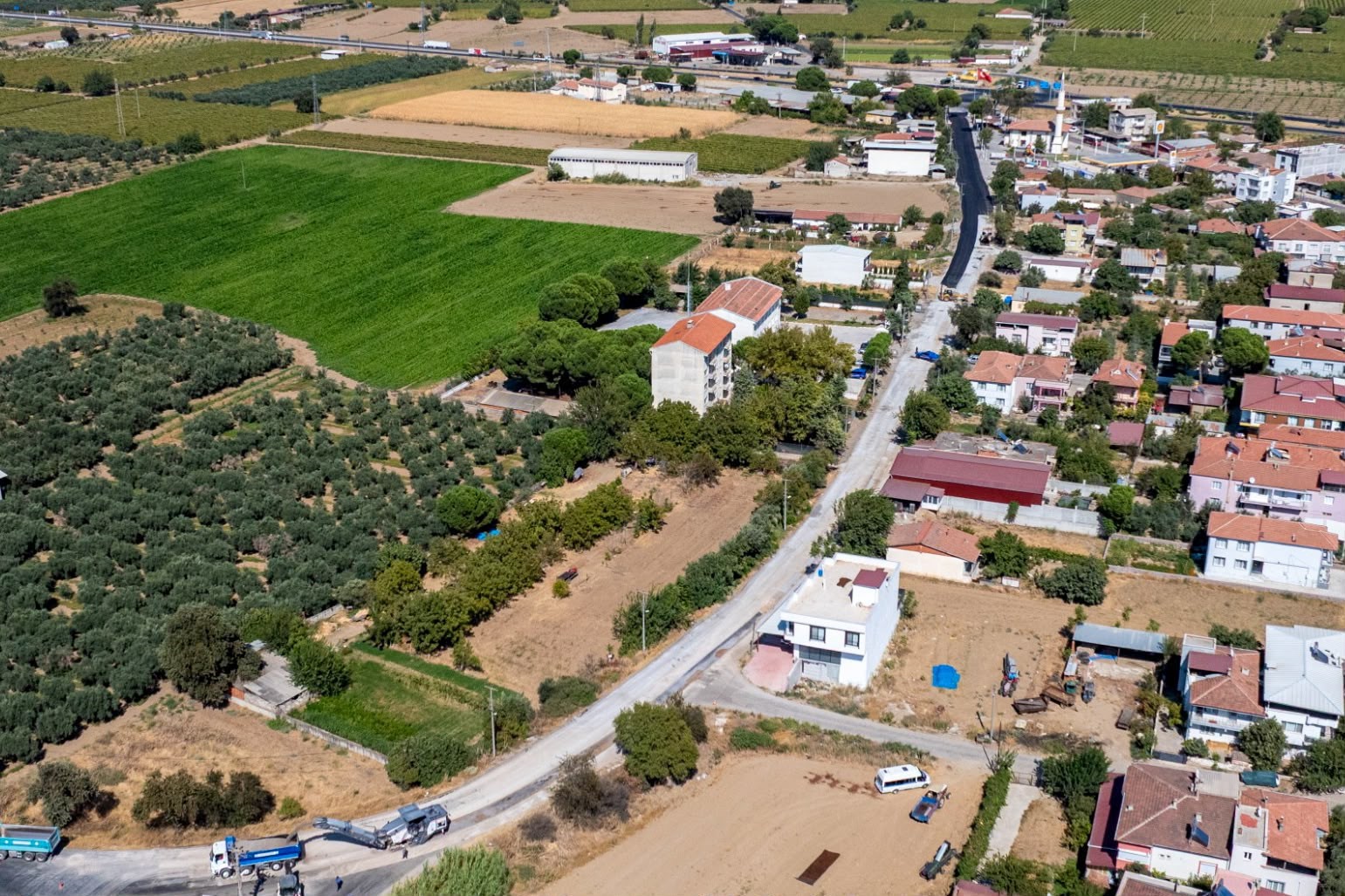Gölmarmara NATO Caddesi’nde sıcak asfalt çalışması başladı