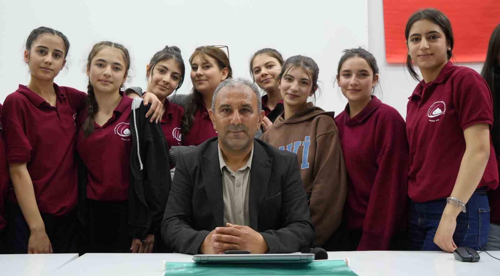 Lisesi &ouml;ğrencileriyle "Fotoğraflarla şehrin dilini anlamak" &uuml;zerine s&ouml;yleyişi