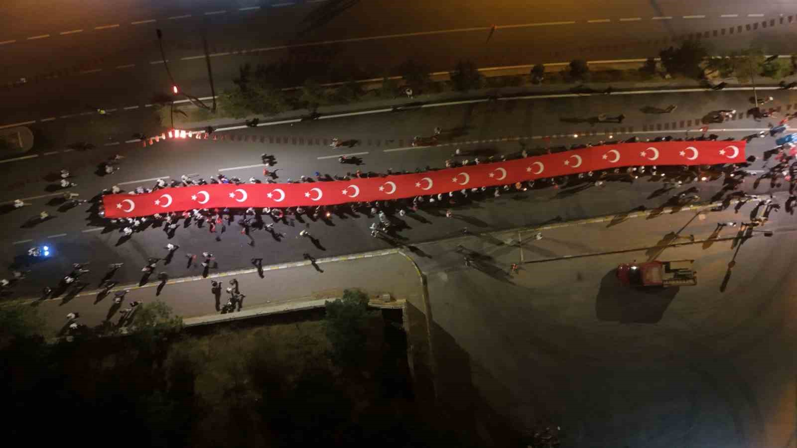 Ahlat&rsquo;ta Malazgirt Zaferi&rsquo;nin 955. yılı dolayısıyla fener alayı ve bayrak y&uuml;r&uuml;y&uuml;ş&uuml; yapıldı