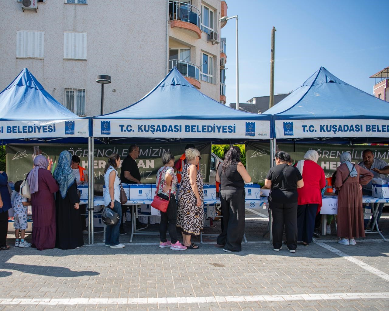 Kuşadası Belediyesi’nden öğrencilere kırtasiye desteği