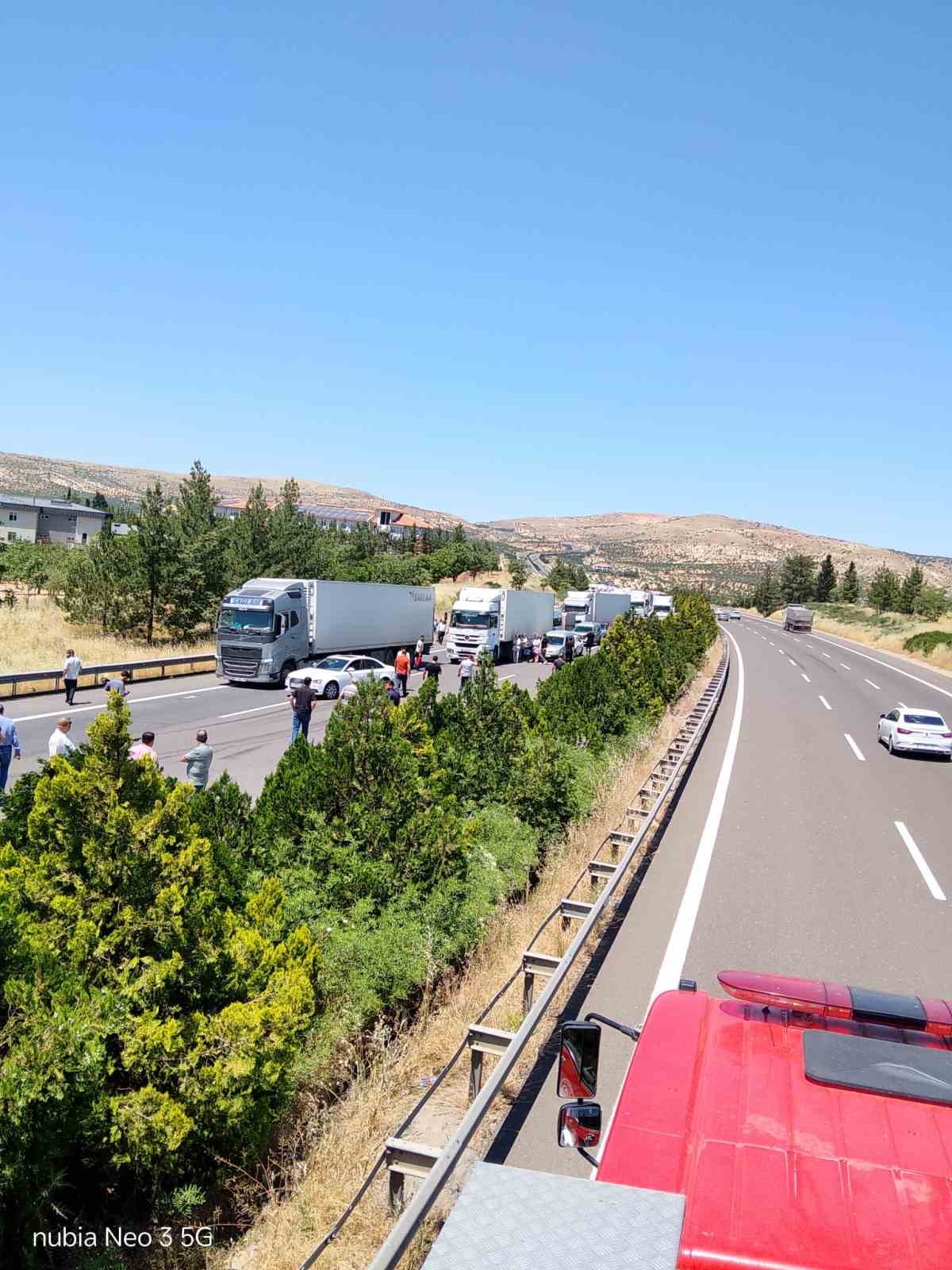Gaziantep’te muz yüklü tır devrildi: Sürücü yaralandı