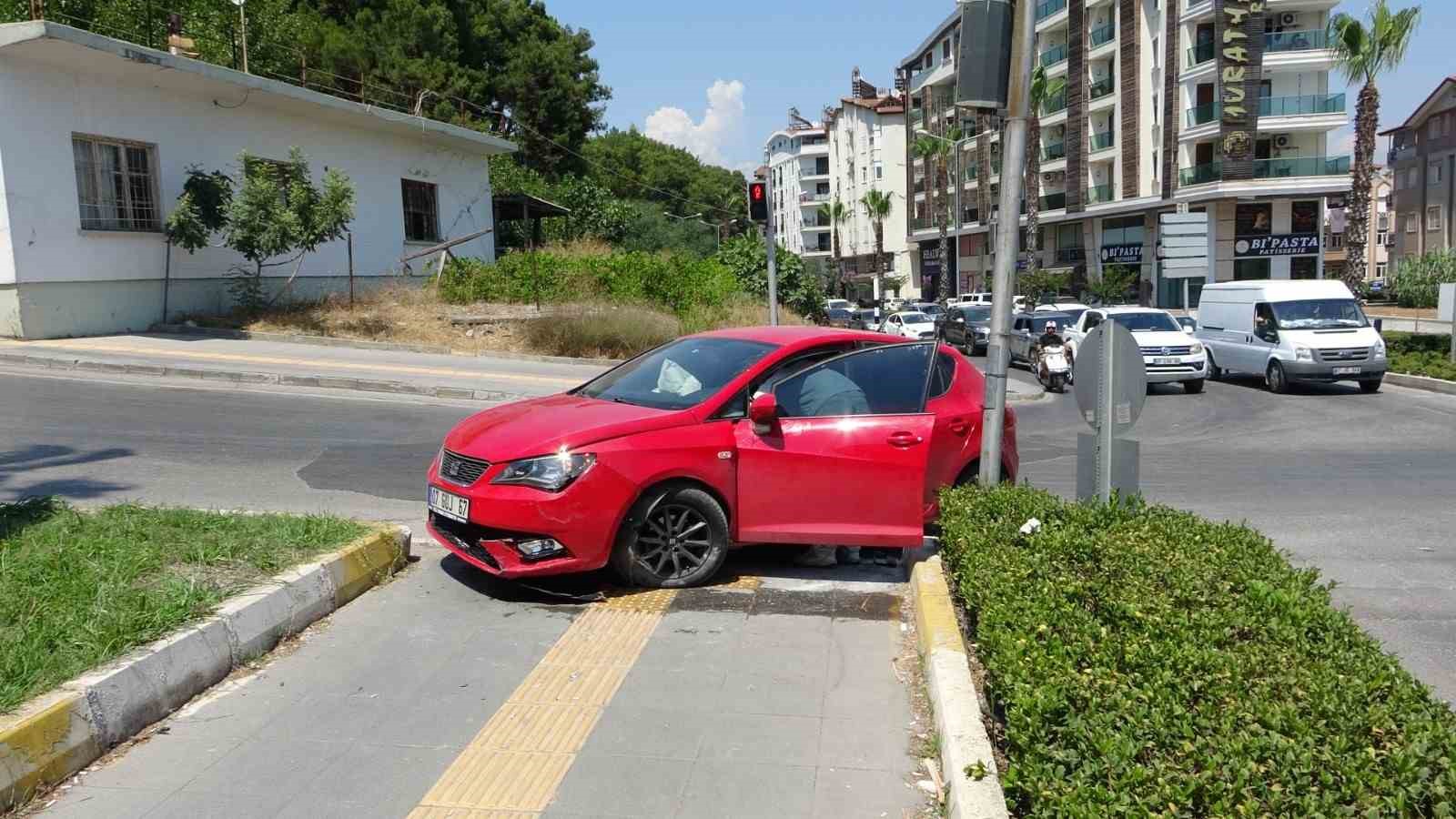 Otomobil yaya ge&ccedil;idine &ccedil;ıktı, 2 kişi yaralandı