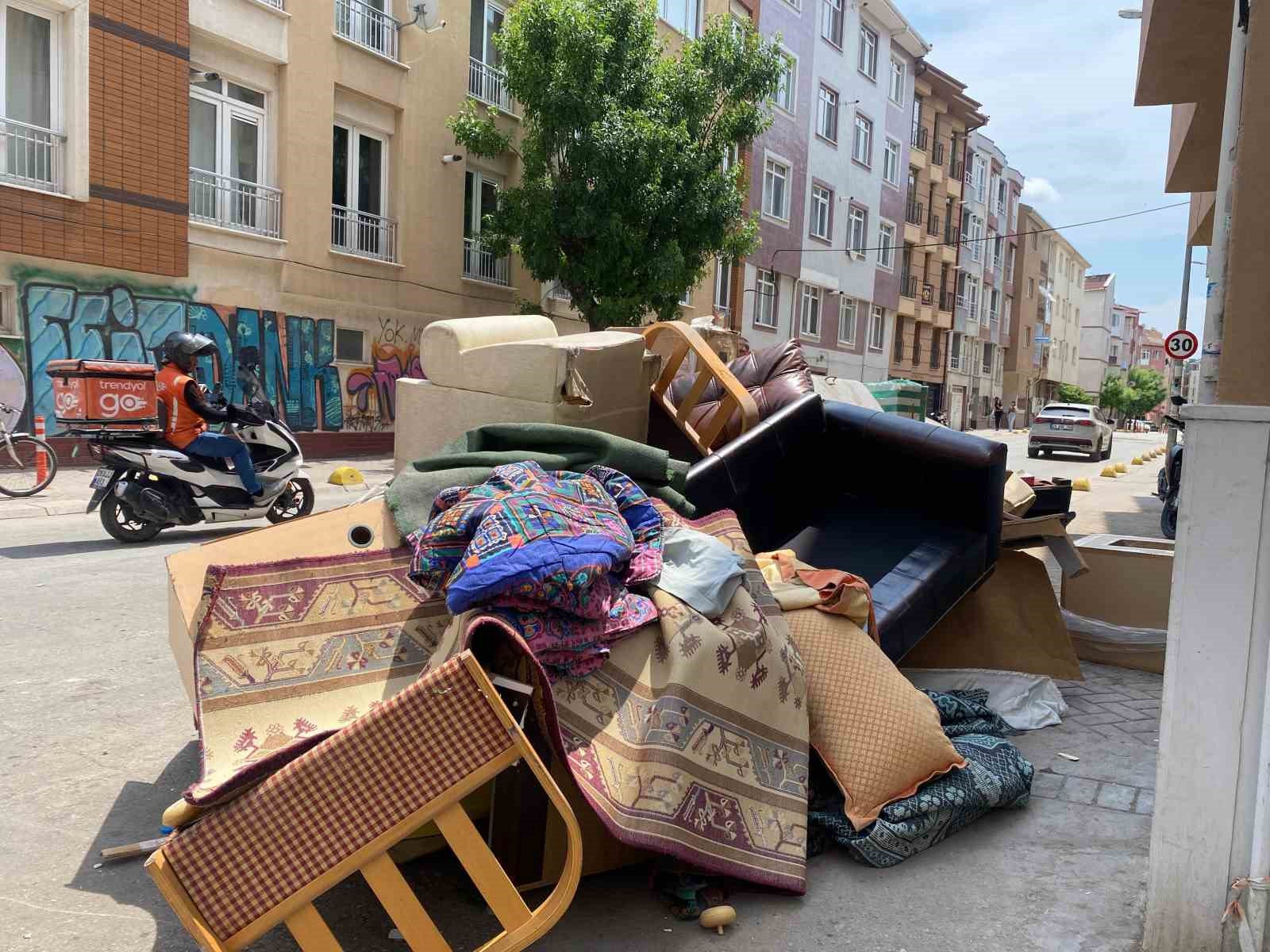 Çöp kenarına bırakılan hurda eşyalar ulaşımı aksatıyor