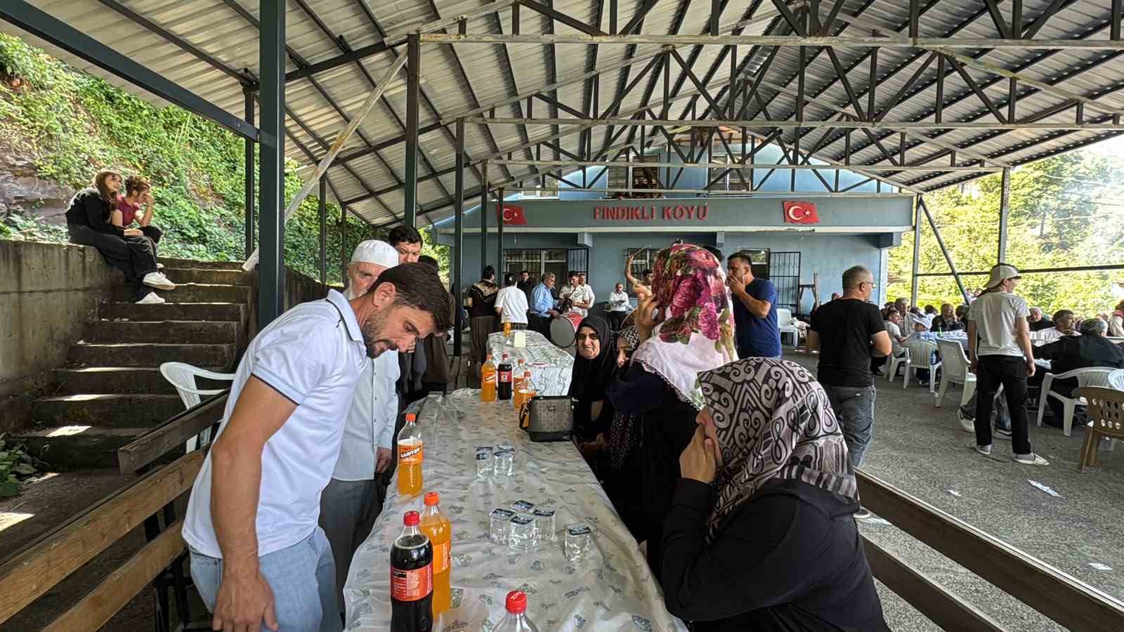 Alaplı&rsquo;da asırlık d&uuml;ğ&uuml;n geleneği: Kadınlar davul zurna eşliğinde karşılanıyor
